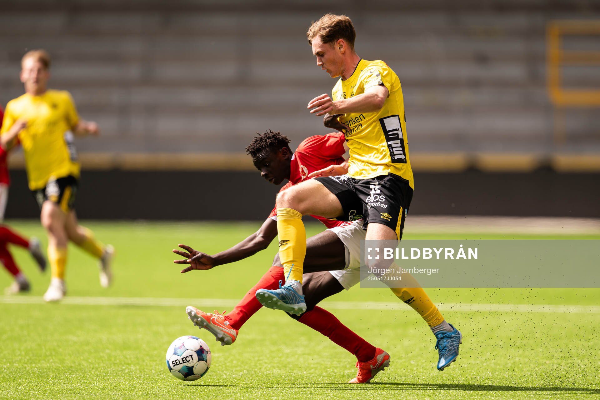 Kalmars Gibril Sosseh och Elfsborgs Robin Svernfors under fotbollsmatchen i P19 Allsvenskan mellan Elfsborg och Kalmar FF den 17 maj 2025 i Borås.