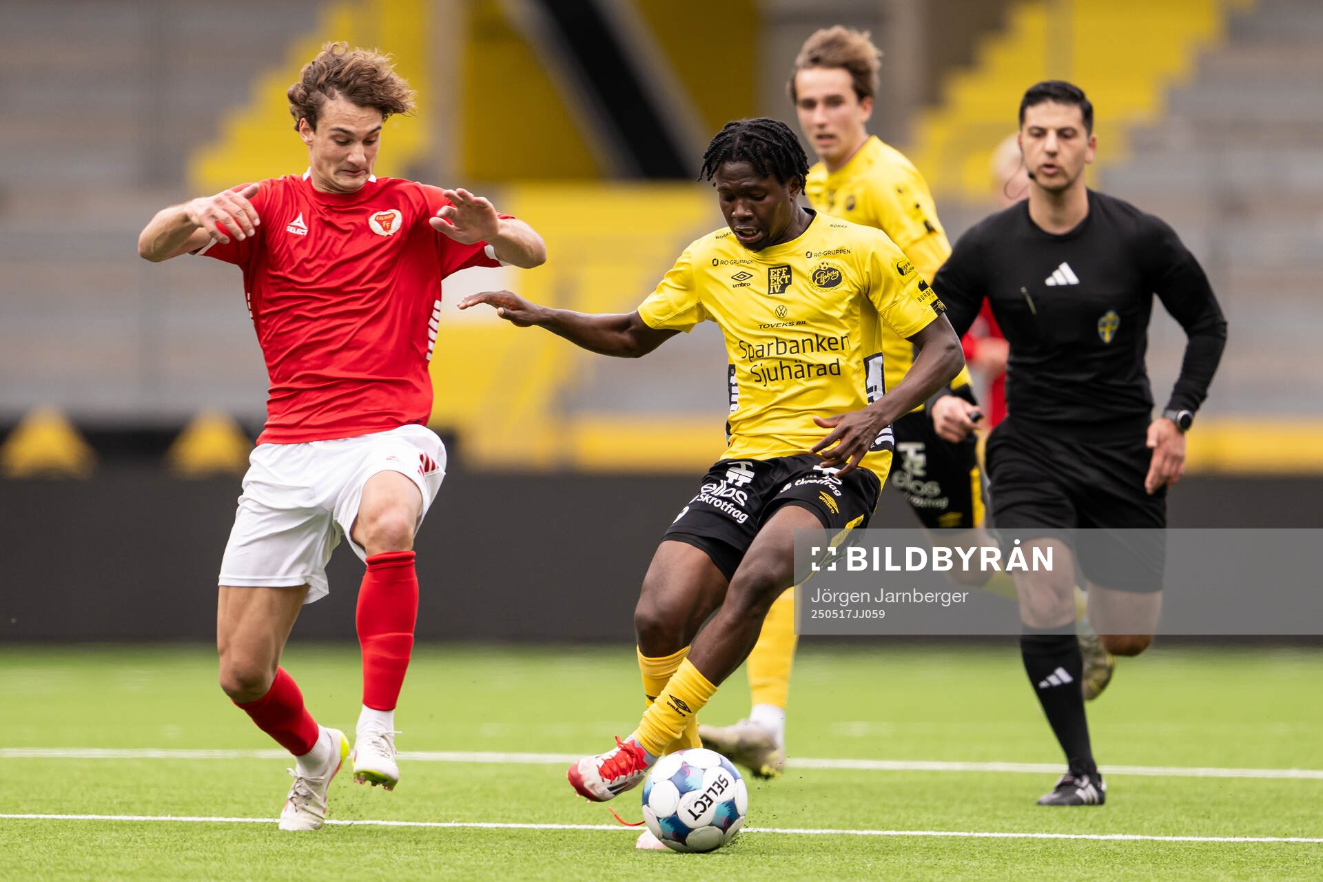 Kalmars Antonio Kujundzic och Elfsborgs Ozor Victor Okeke under fotbollsmatchen i P19 Allsvenskan mellan Elfsborg och Kalmar FF den 17 maj 2025 i Borås.