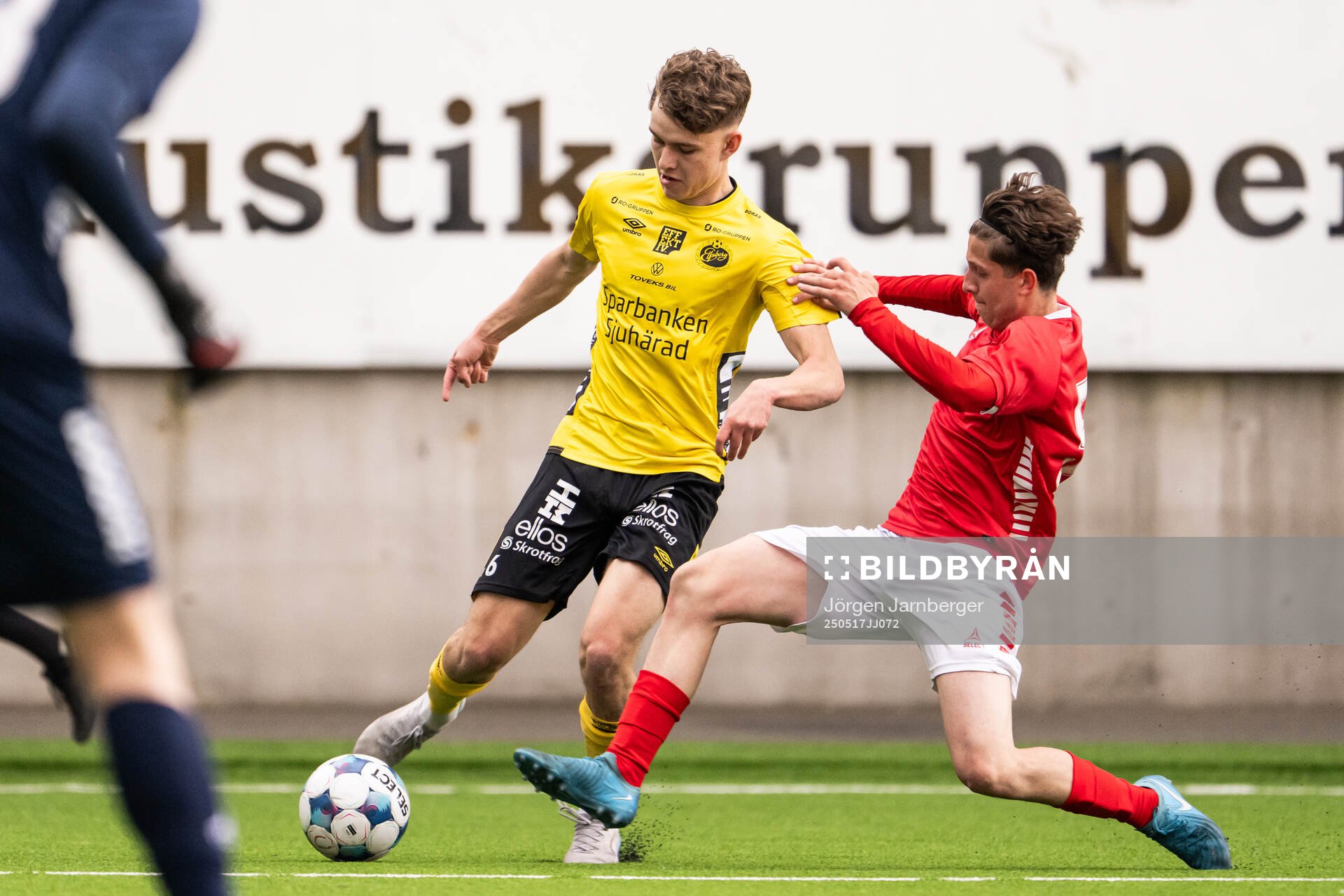 Elfsborgs Viggo Lidberg och Kalmars Anton Persson under fotbollsmatchen i P19 Allsvenskan mellan Elfsborg och Kalmar FF den 17 maj 2025 i Borås.