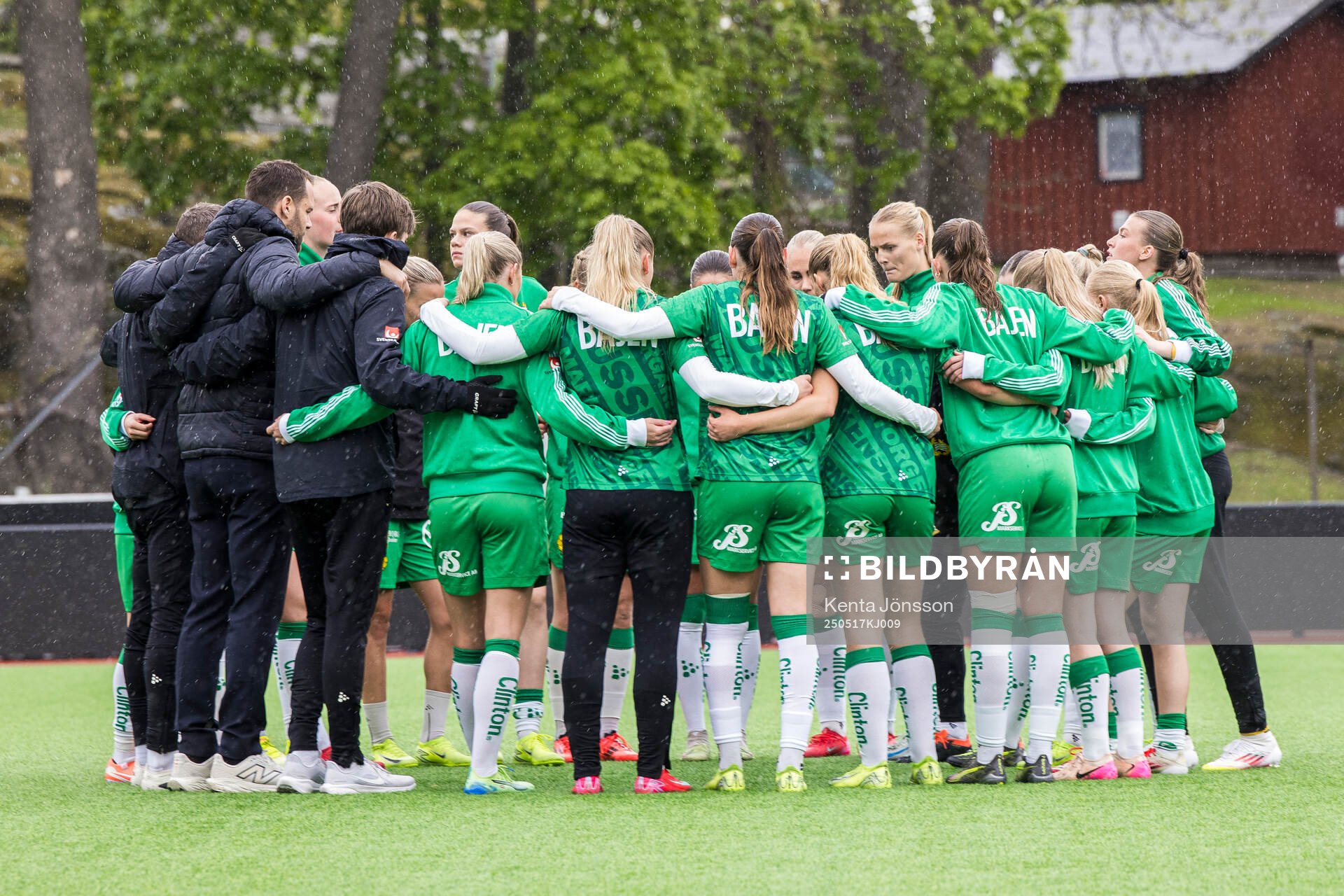 Hammarbys spelare samlas inför fotbollsmatchen i Damallsvenskan mellan Hammarby och Piteå den 17 maj 2025 i Stockholm. 