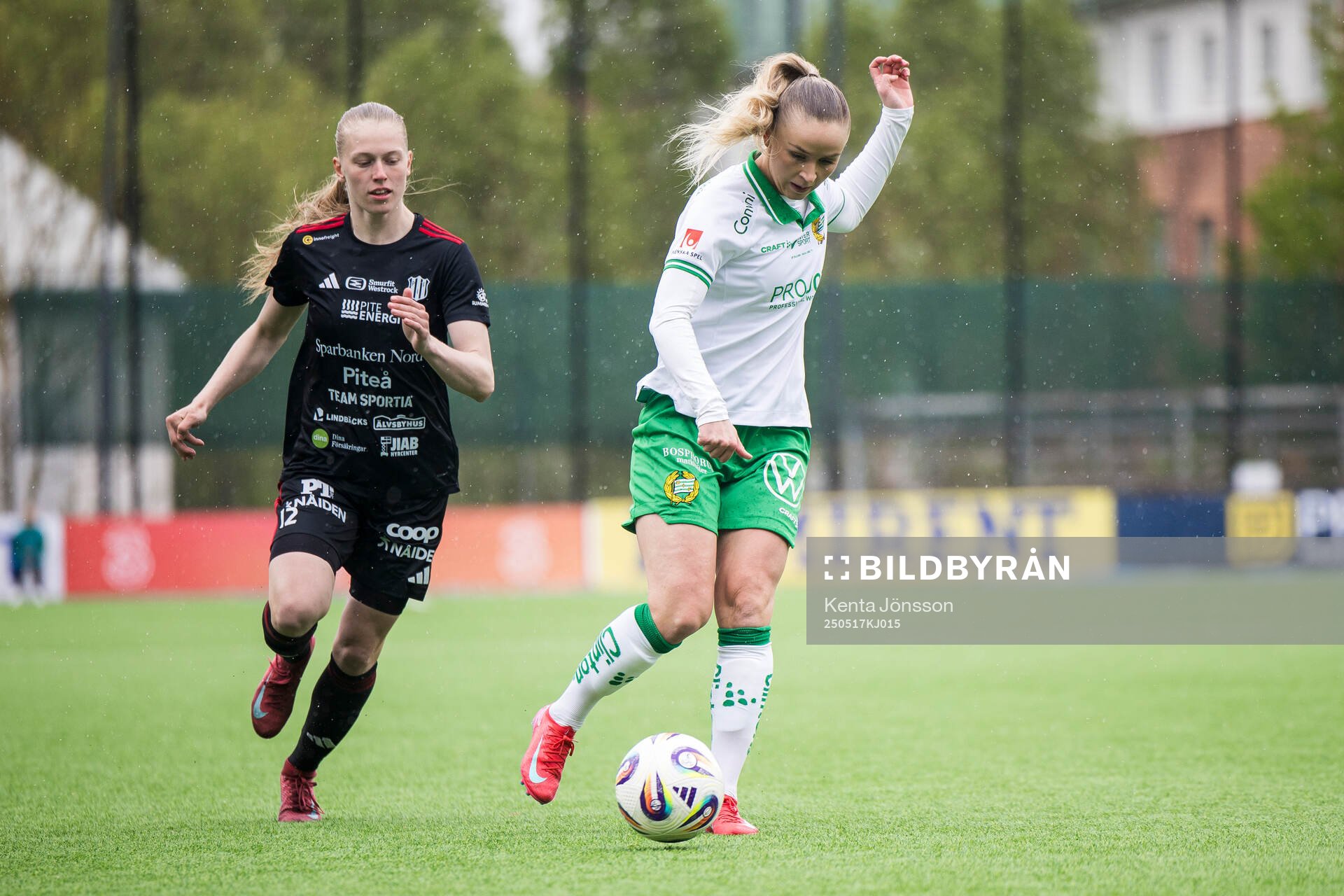 Piteås Saga Swedman och Hammarbys Anna Jøsendal under fotbollsmatchen i Damallsvenskan mellan Hammarby och Piteå den 17 maj 2025 i Stockholm.