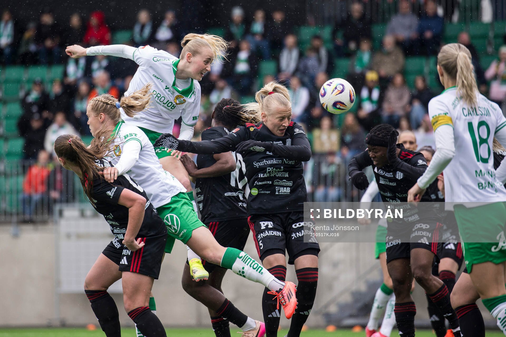 Hammarbys Emilie Bragstad och Piteås Wilma Carlsson under fotbollsmatchen i Damallsvenskan mellan Hammarby och Piteå den 17 maj 2025 i Stockholm.