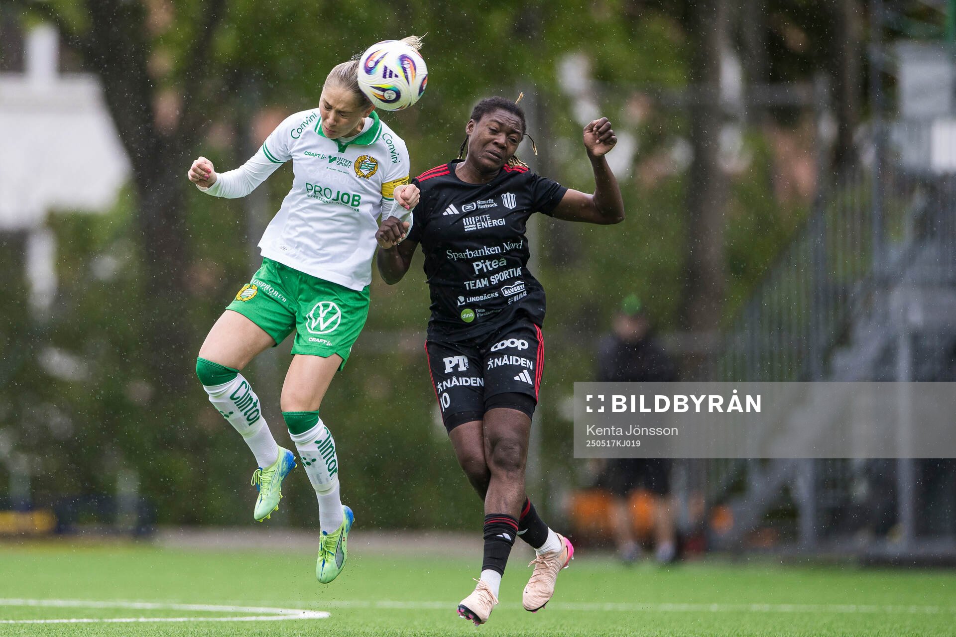Hammarbys Alice Carlsson och Piteås Anam Imo under fotbollsmatchen i Damallsvenskan mellan Hammarby och Piteå den 17 maj 2025 i Stockholm.