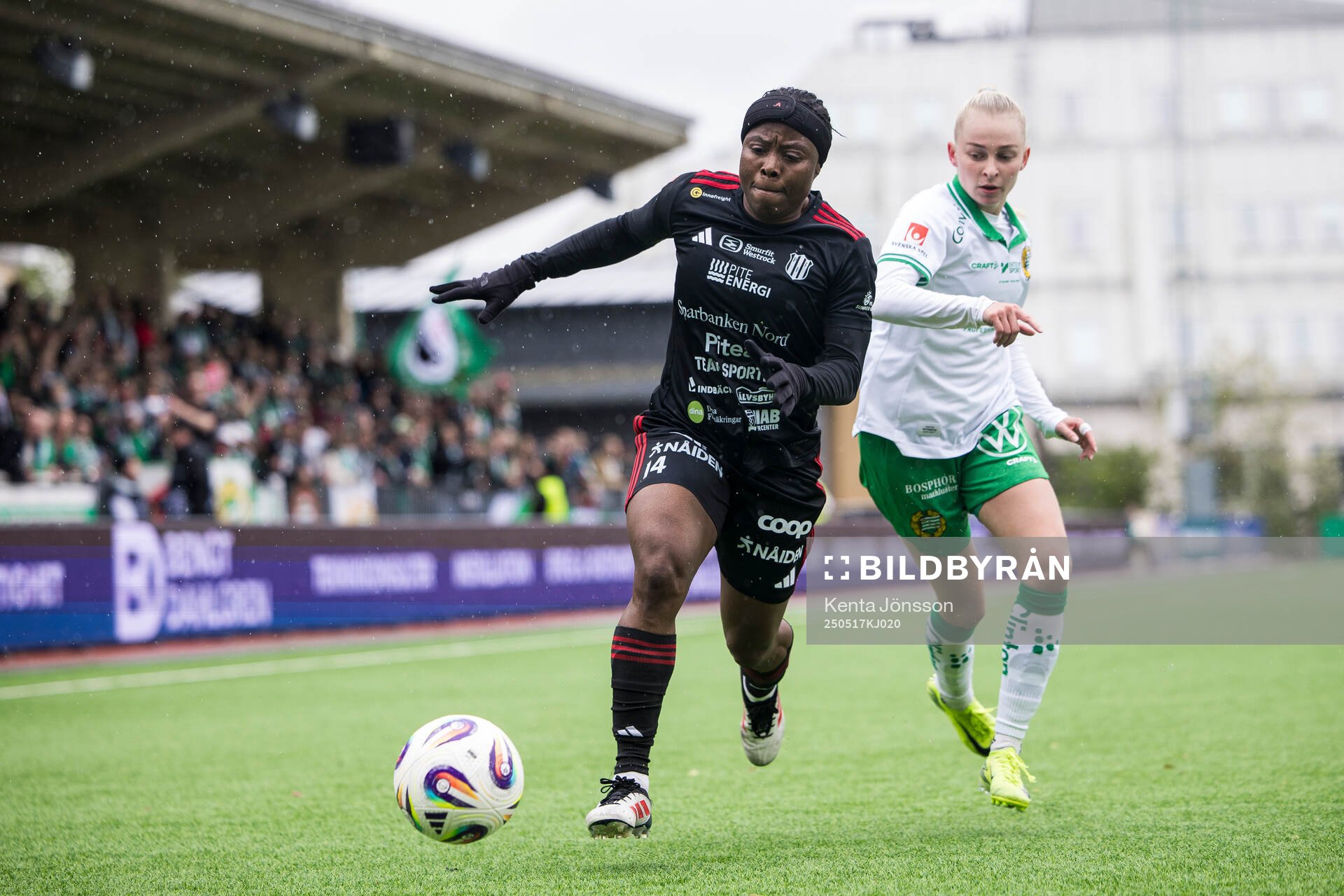 Piteås Faith Ikidi Michael och Hammarbys Emilie Joramo under fotbollsmatchen i Damallsvenskan mellan Hammarby och Piteå den 17 maj 2025 i Stockholm.