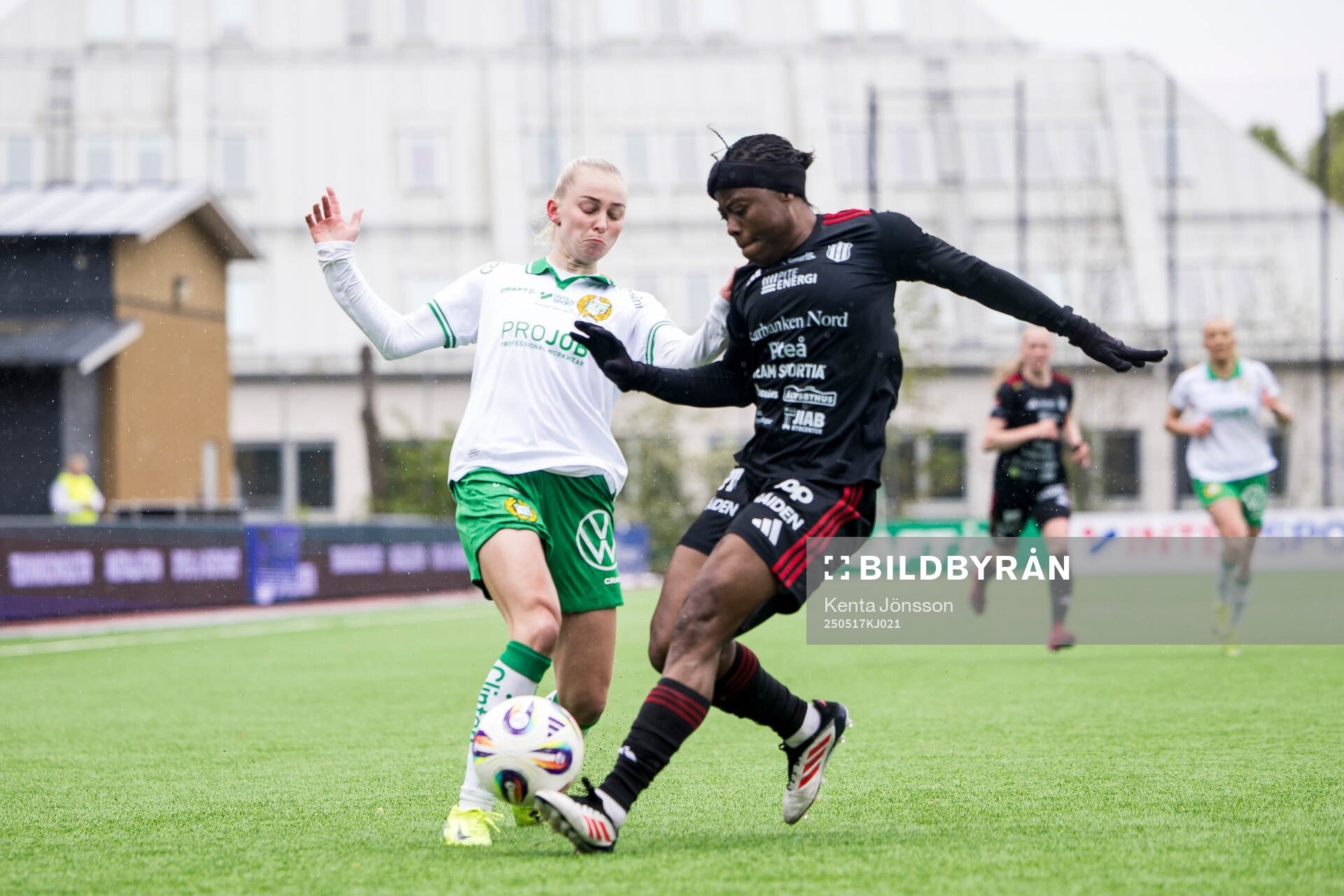 Hammarbys Emilie Joramo och Piteås Faith Ikidi Michael under fotbollsmatchen i Damallsvenskan mellan Hammarby och Piteå den 17 maj 2025 i Stockholm.