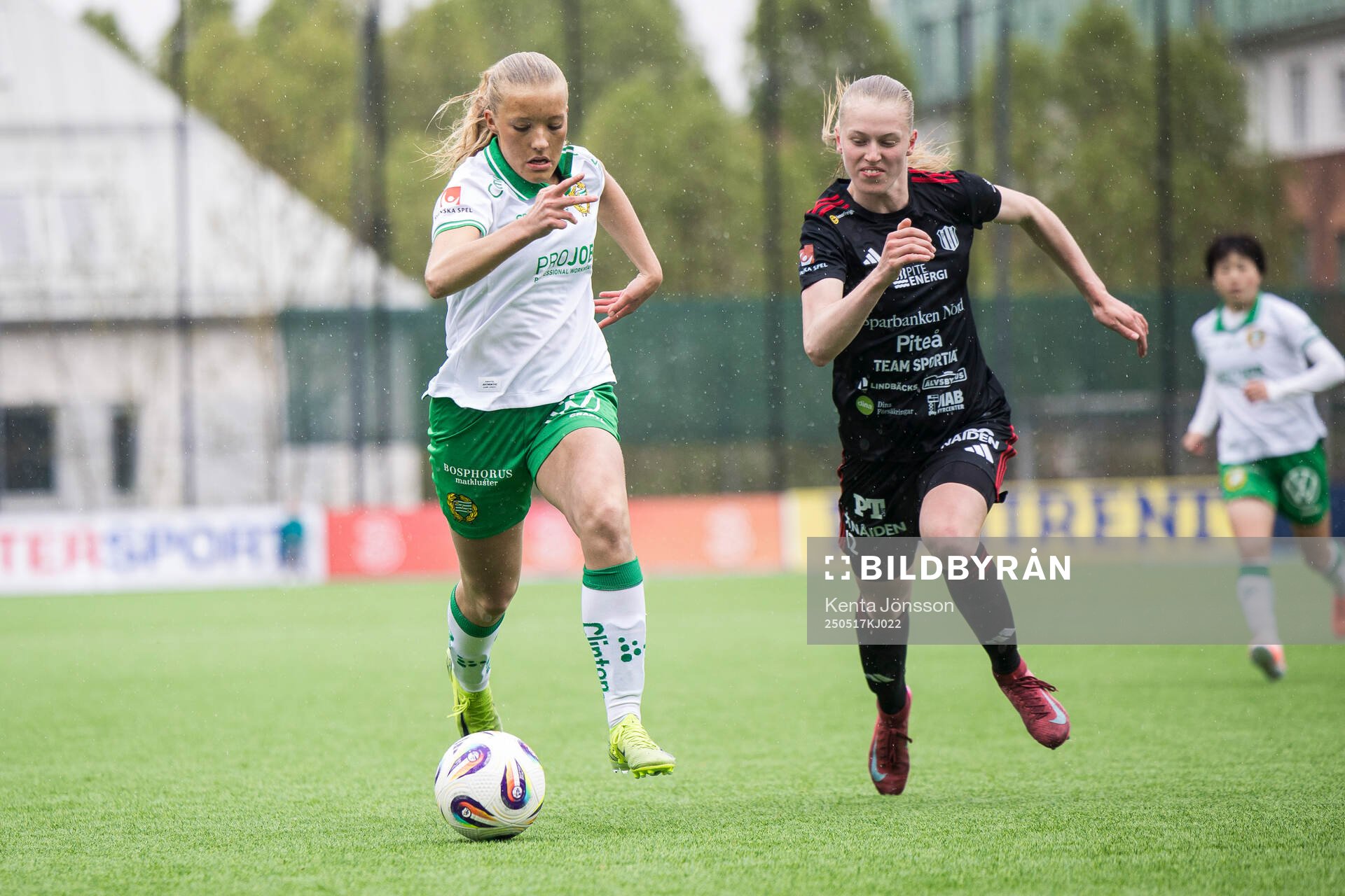 Hammarbys Smilla Holmberg och Piteås Saga Swedman under fotbollsmatchen i Damallsvenskan mellan Hammarby och Piteå den 17 maj 2025 i Stockholm.