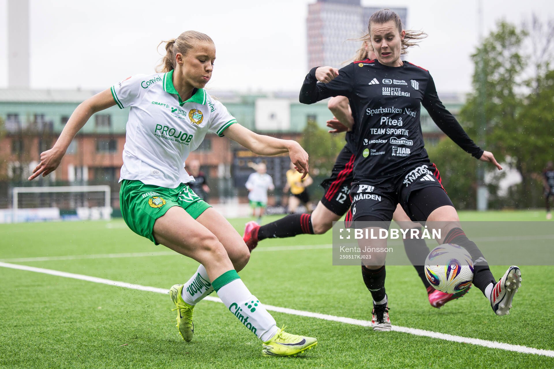 Hammarbys Smilla Holmberg och Piteås Maja Green under fotbollsmatchen i Damallsvenskan mellan Hammarby och Piteå den 17 maj 2025 i Stockholm.