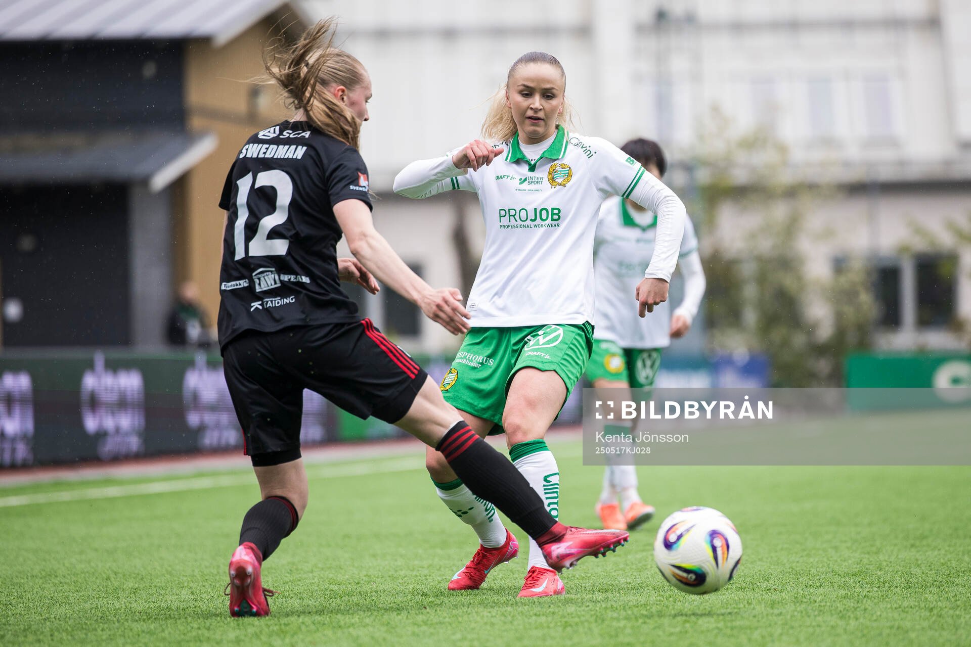 Hammarbys Anna Jøsendal och Piteås Saga Swedman under fotbollsmatchen i Damallsvenskan mellan Hammarby och Piteå den 17 maj 2025 i Stockholm.