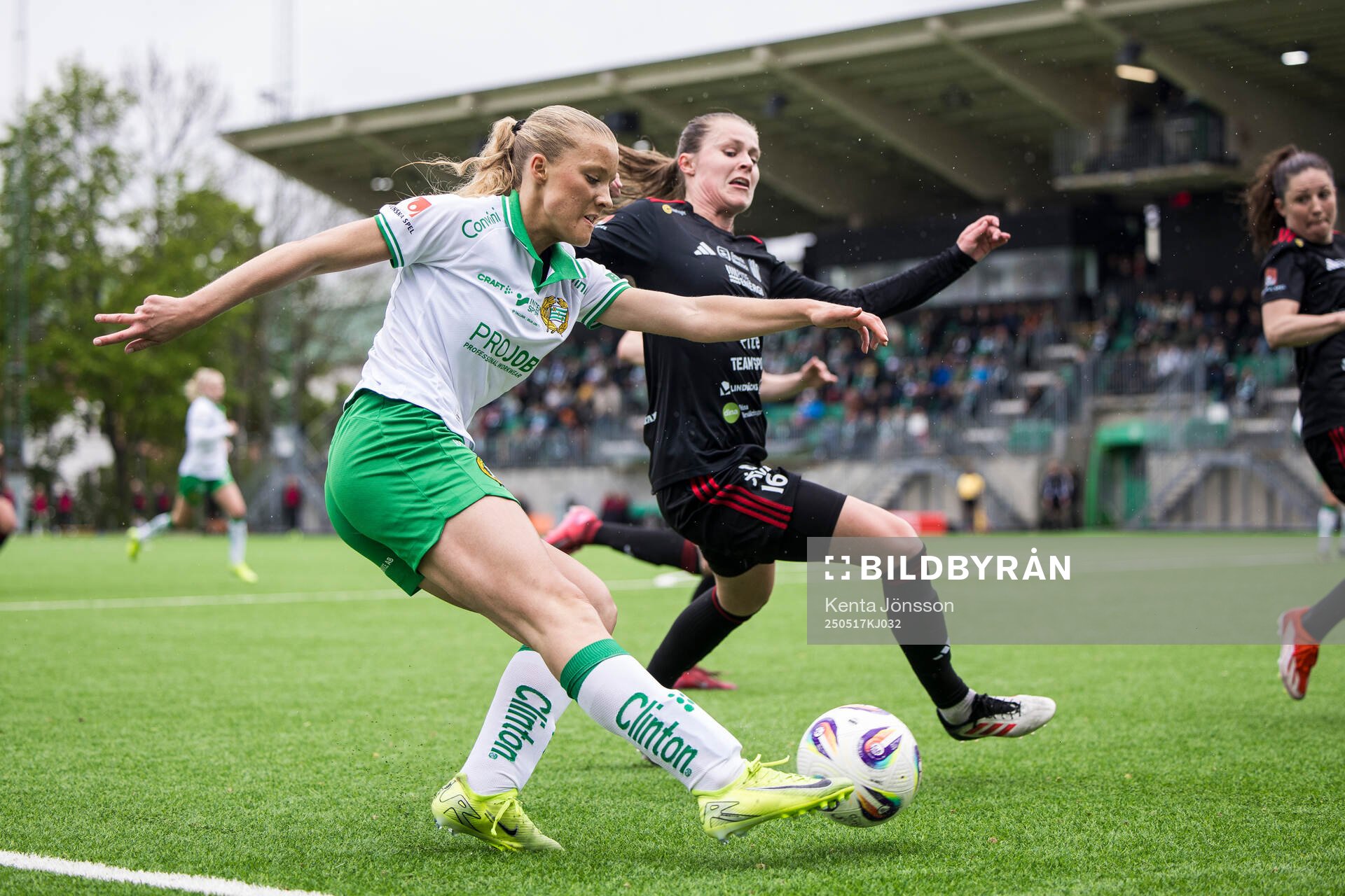 Hammarbys Smilla Holmberg och Piteås Maja Green under fotbollsmatchen i Damallsvenskan mellan Hammarby och Piteå den 17 maj 2025 i Stockholm. 