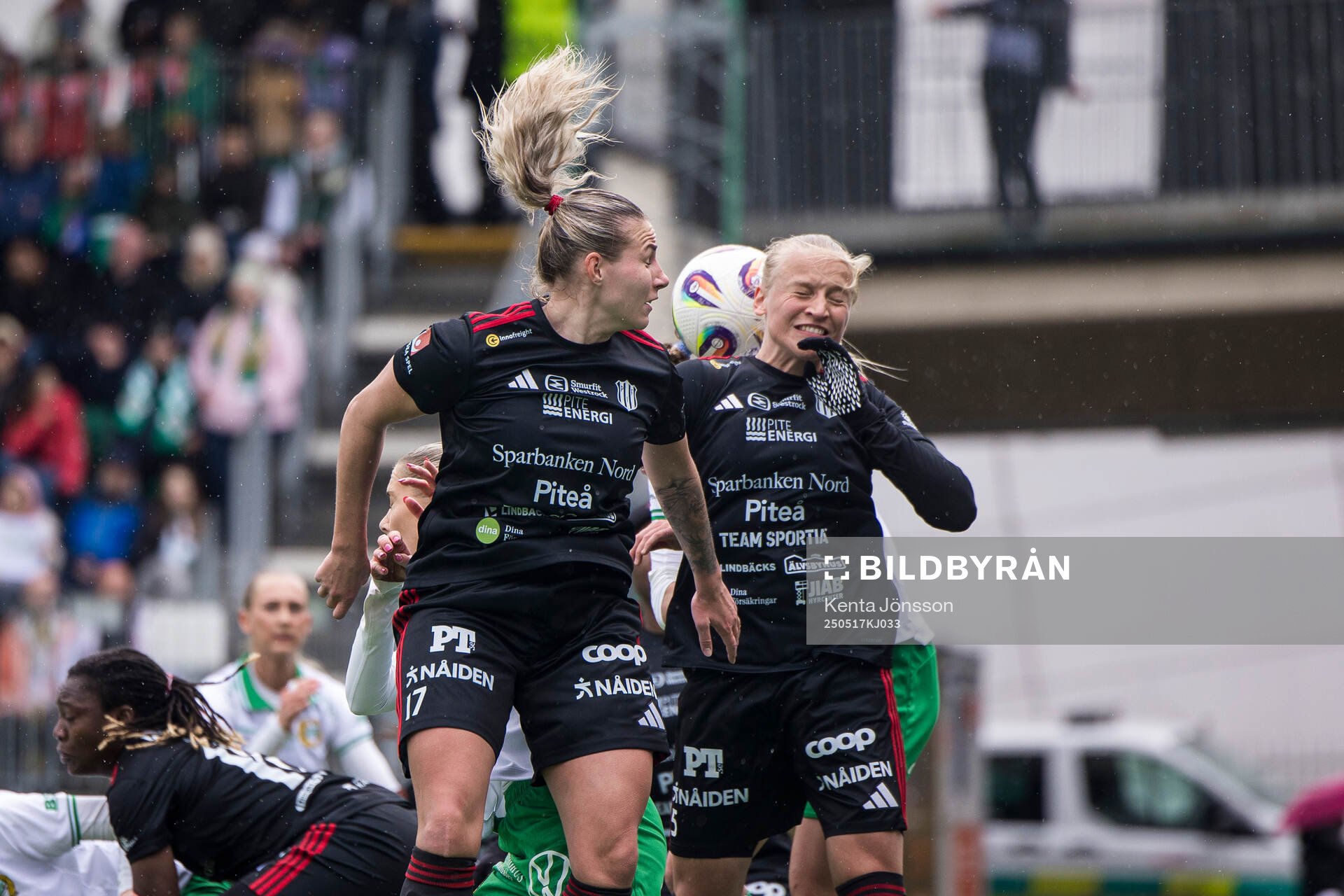 Piteås Selina Henriksson och Wilma Carlsson under fotbollsmatchen i Damallsvenskan mellan Hammarby och Piteå den 17 maj 2025 i Stockholm. 