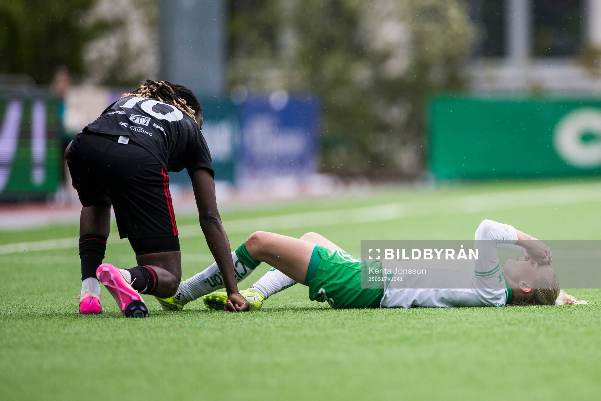 Hammarbys Emilie Joramo har ont under fotbollsmatchen i Damallsvenskan mellan Hammarby och Piteå den 17 maj 2025 i Stockholm. 