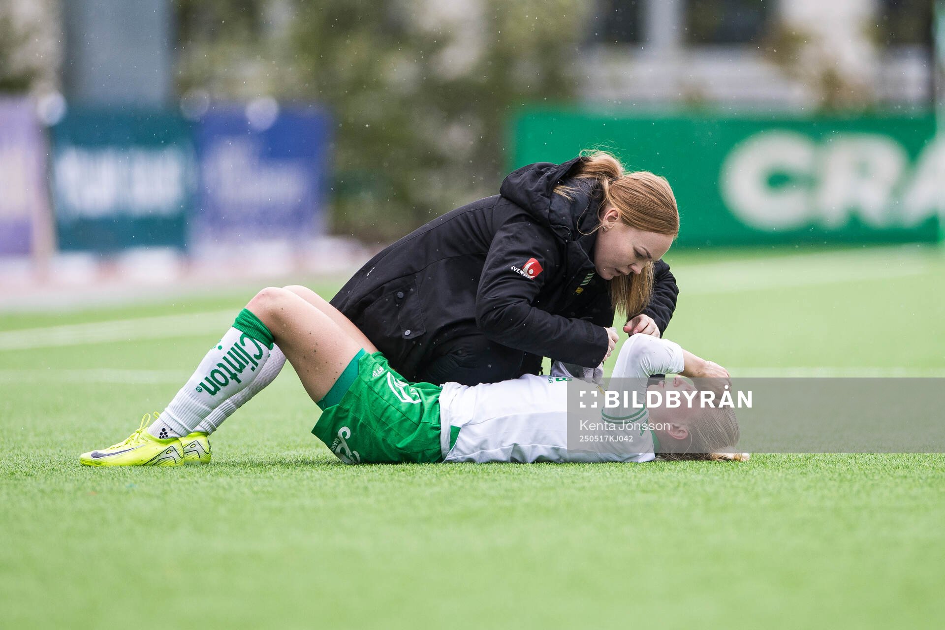 Hammarbys Emilie Joramo har ont och får vård under fotbollsmatchen i Damallsvenskan mellan Hammarby och Piteå den 17 maj 2025 i Stockholm.