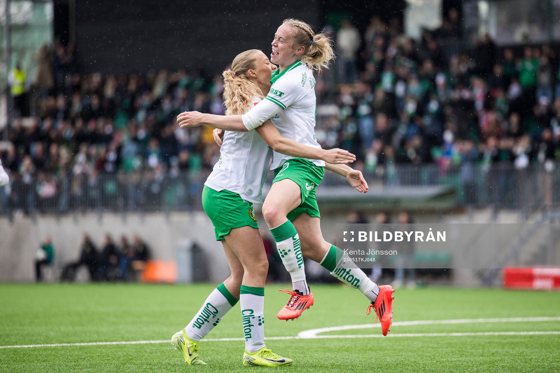 Hammarbys Smilla Holmberg och Julie Blakstad jublar efter 1-0 under fotbollsmatchen i Damallsvenskan mellan Hammarby och Piteå den 17 maj 2025 i Stockholm.