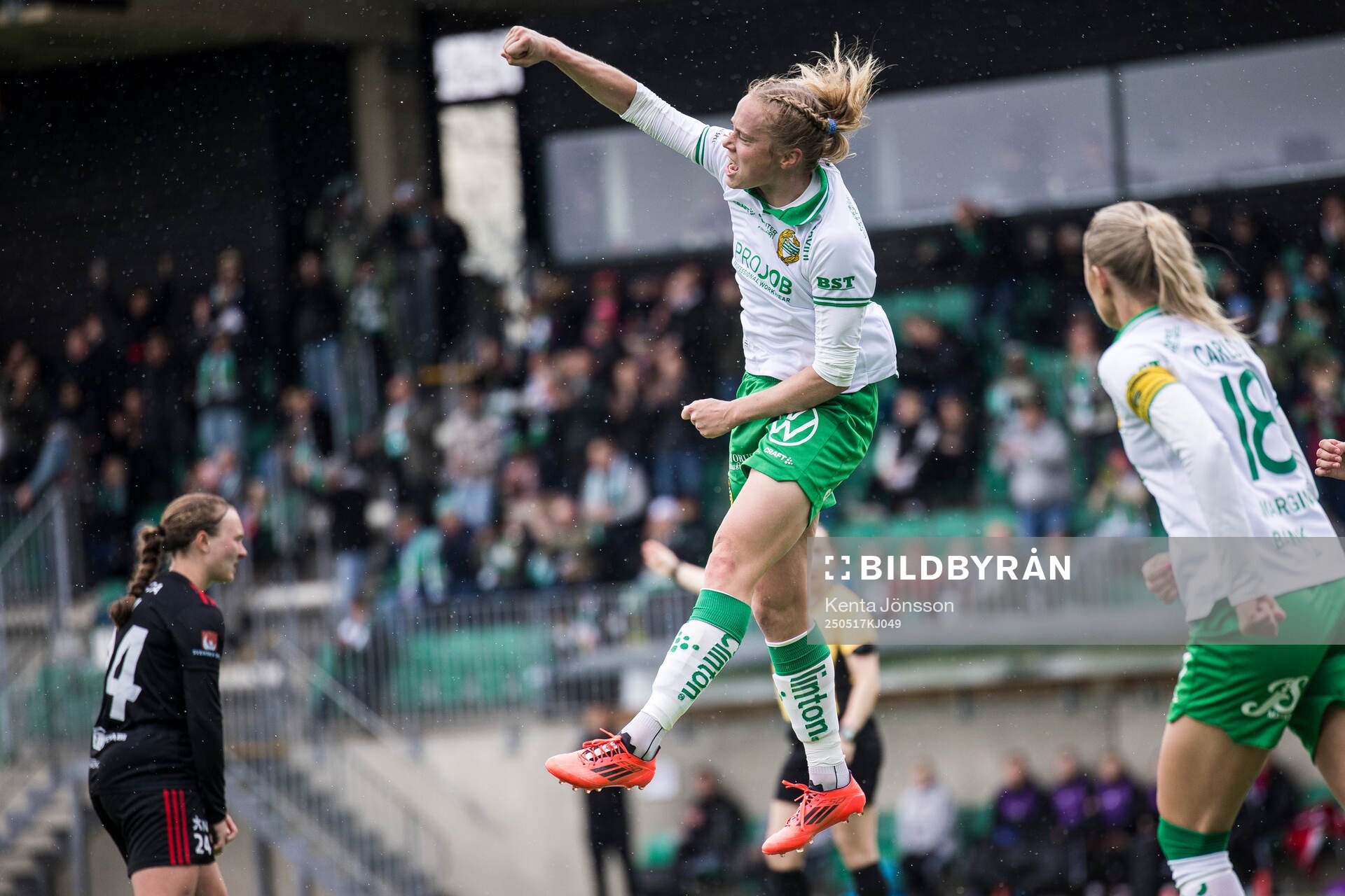 Hammarbys Julie Blakstad jublar efter 1-0 under fotbollsmatchen i Damallsvenskan mellan Hammarby och Piteå den 17 maj 2025 i Stockholm. 