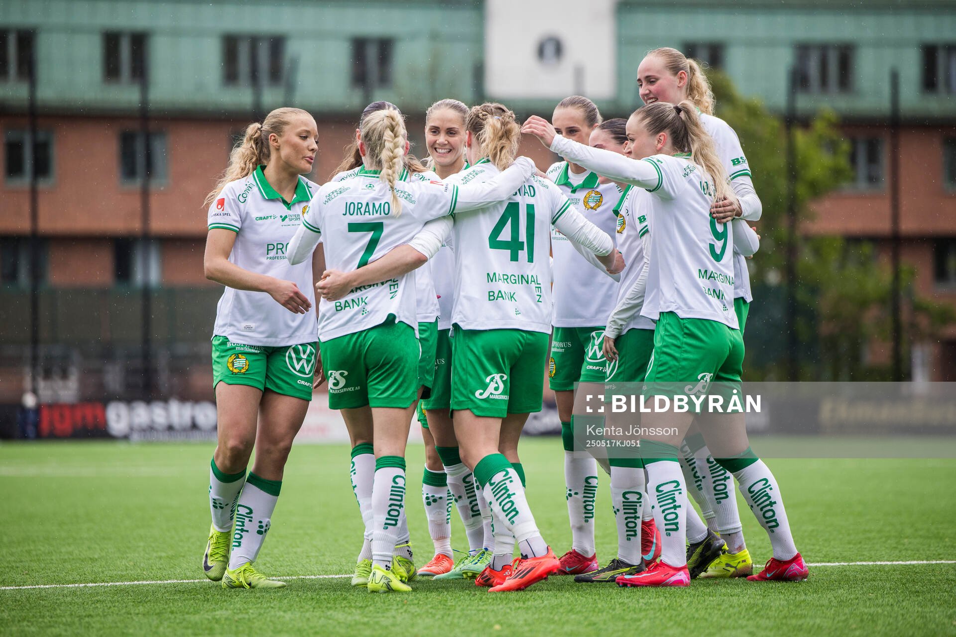 Hammarbys Julie Blakstad jublar tillsammans med lagkamrater efter 1-0 under fotbollsmatchen i Damallsvenskan mellan Hammarby och Piteå den 17 maj 2025 i Stockholm.