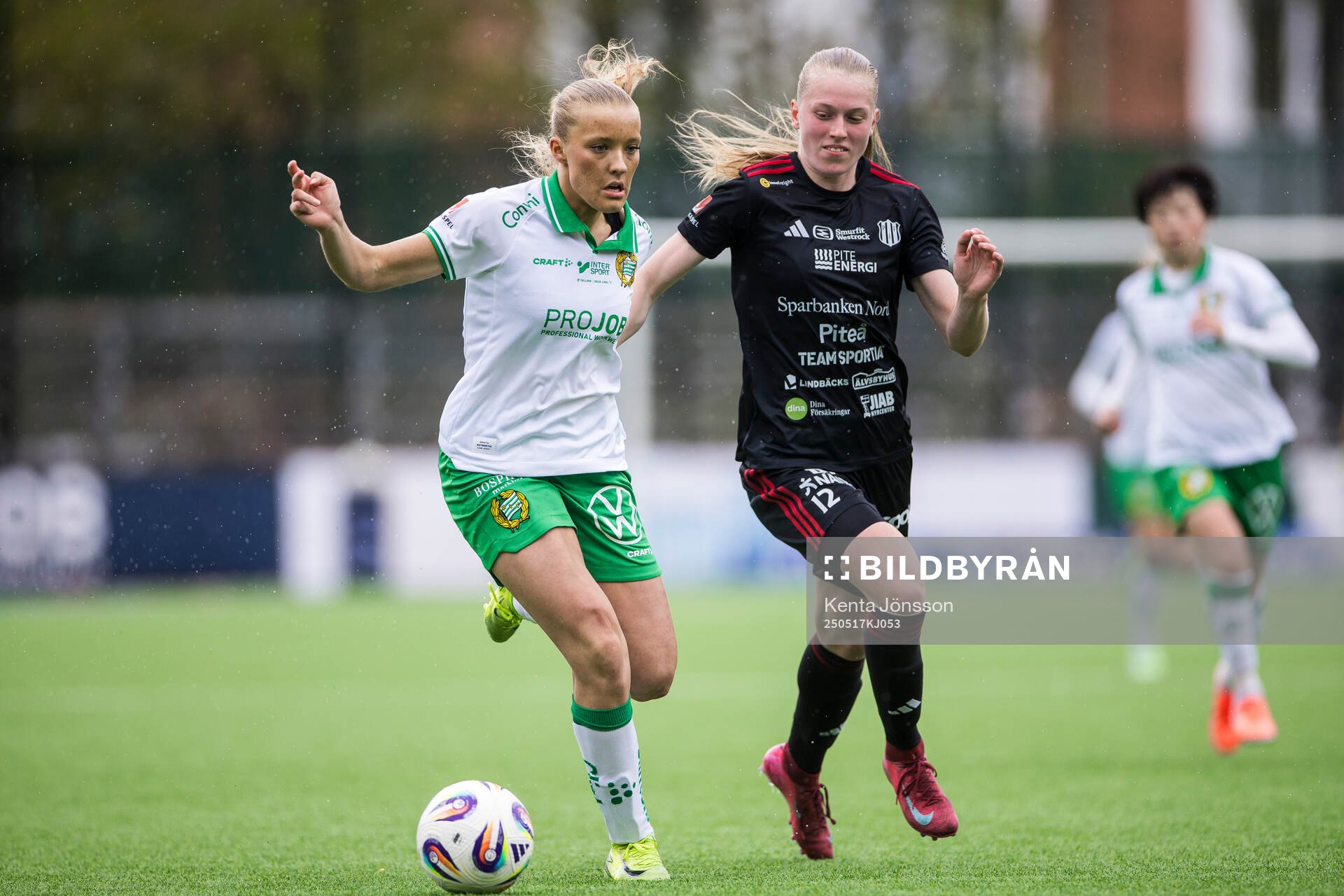 Hammarbys Smilla Holmberg och Piteås Saga Swedman under fotbollsmatchen i Damallsvenskan mellan Hammarby och Piteå den 17 maj 2025 i Stockholm.