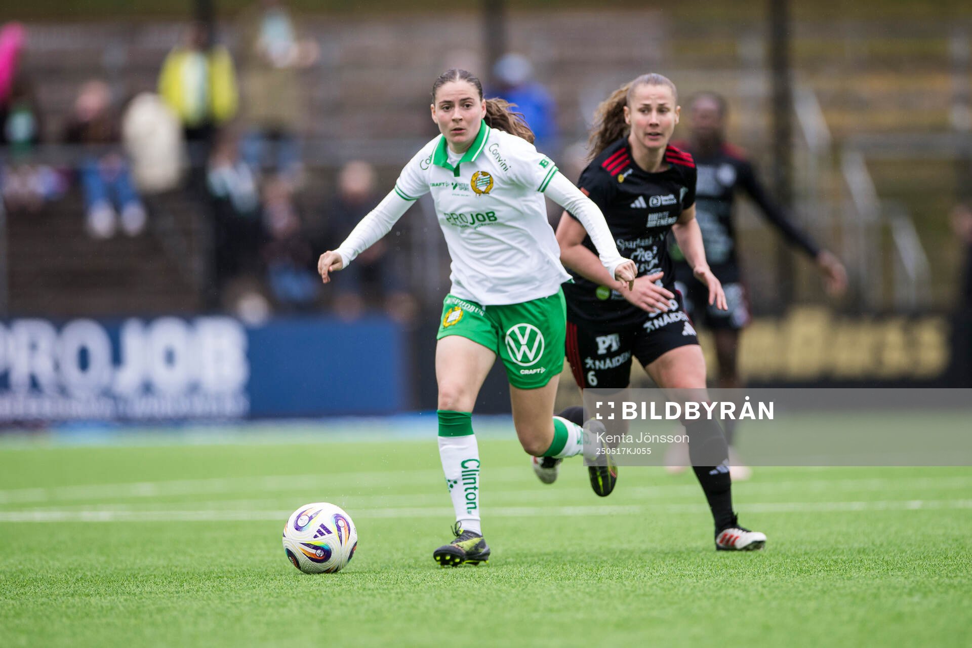 Hammarbys Smilla Vallotto och Piteås Olivia Holm under fotbollsmatchen i Damallsvenskan mellan Hammarby och Piteå den 17 maj 2025 i Stockholm.