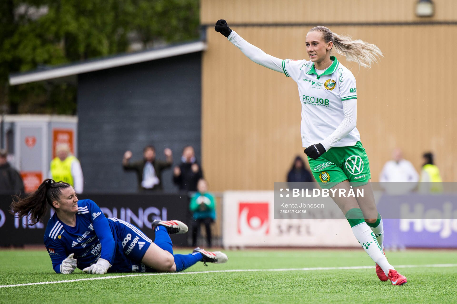 Hammarbys Ellen Wangerheim jublar efter 2-0 under fotbollsmatchen i Damallsvenskan mellan Hammarby och Piteå den 17 maj 2025 i Stockholm. 