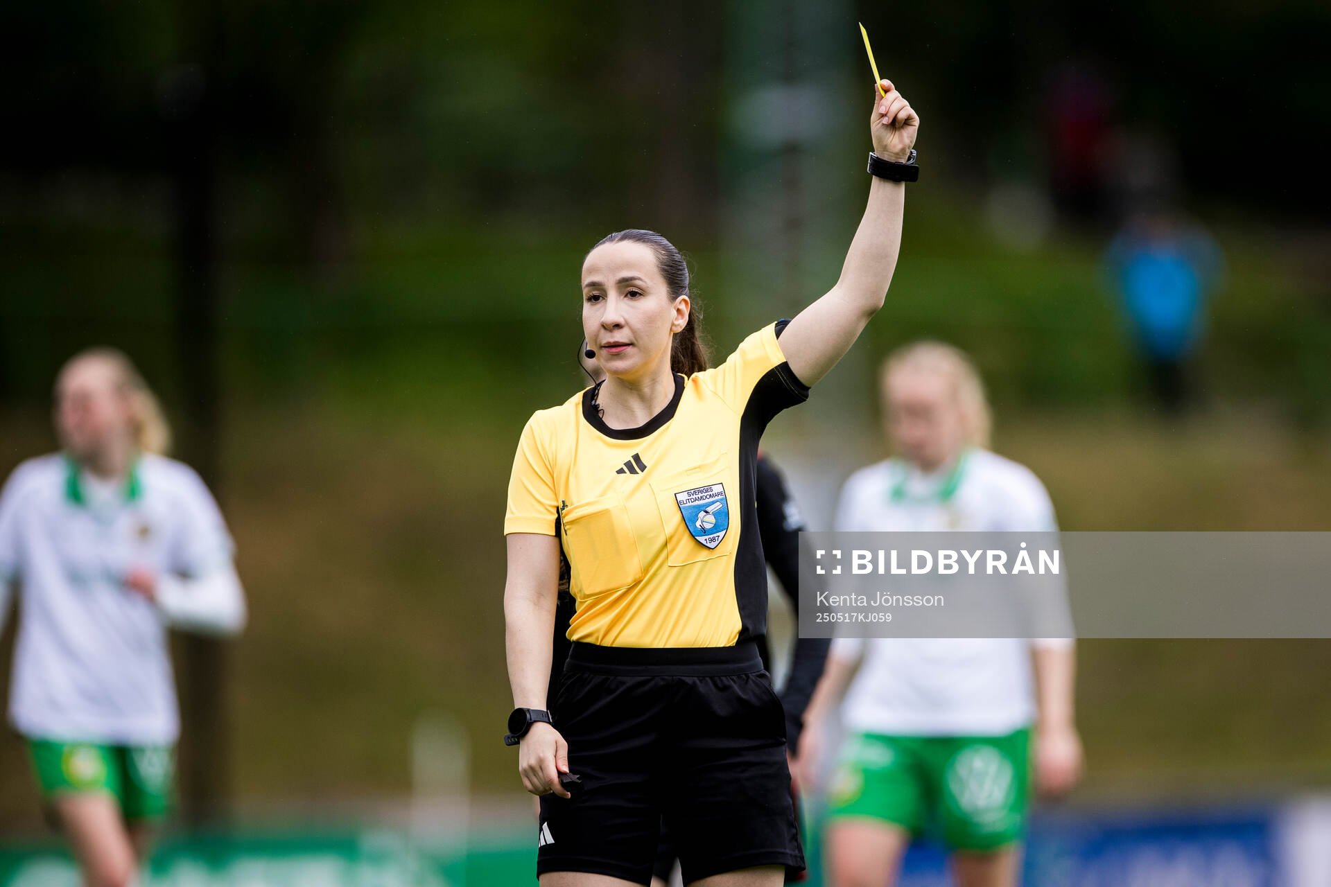 Domare Selma Griberg ger gult kort till Piteås Maja Green (ej i bild) under fotbollsmatchen i Damallsvenskan mellan Hammarby och Piteå den 17 maj 2025 i Stockholm.