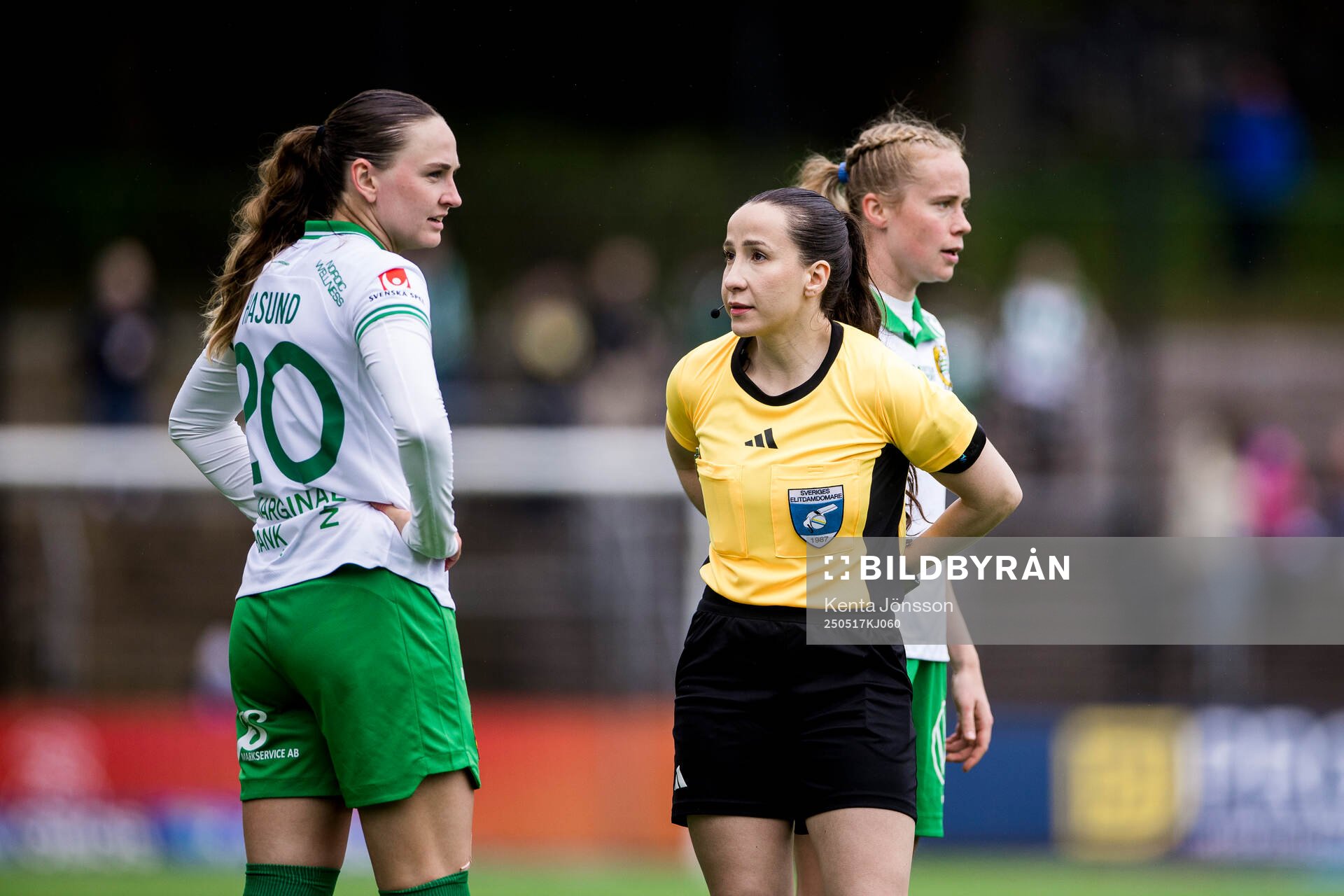 Hammarbys Vilde Hasund och Domare Selma Griberg under fotbollsmatchen i Damallsvenskan mellan Hammarby och Piteå den 17 maj 2025 i Stockholm.