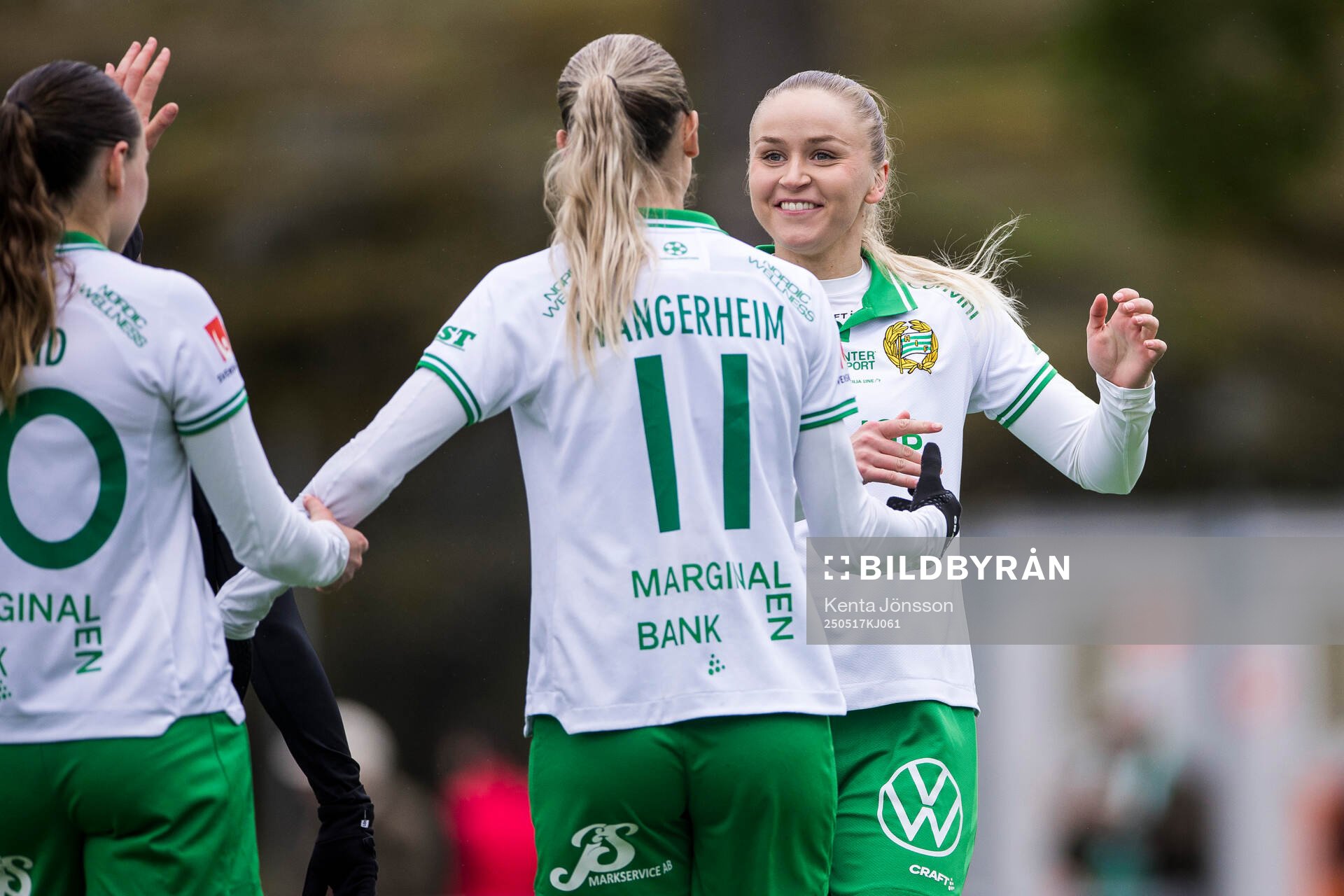Hammarbys Ellen Wangerheim jublar med Anna Jøsendal efter 2-0 under fotbollsmatchen i Damallsvenskan mellan Hammarby och Piteå den 17 maj 2025 i Stockholm.