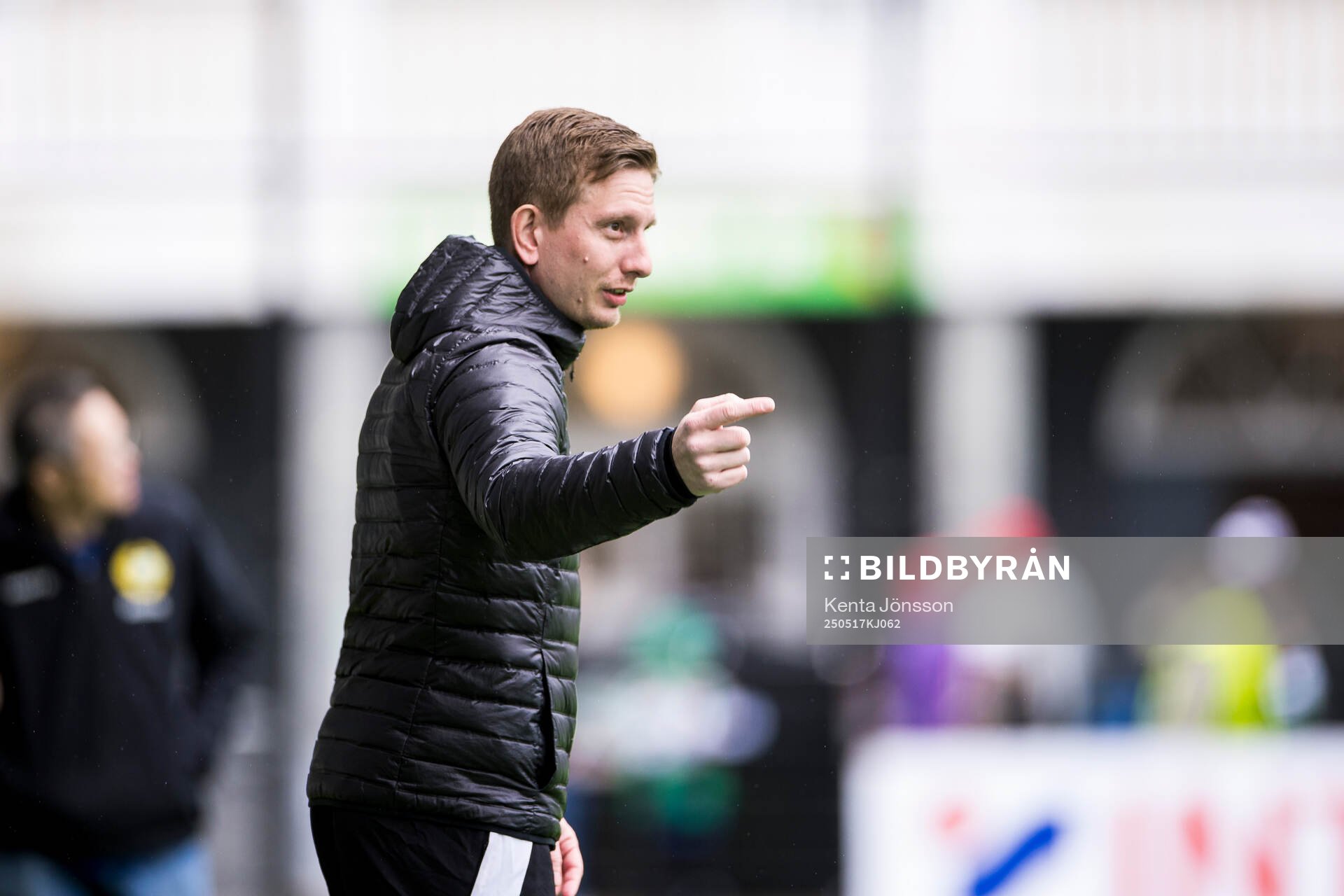 Piteås assisterande tränare Zacharias Svensson under fotbollsmatchen i Damallsvenskan mellan Hammarby och Piteå den 17 maj 2025 i Stockholm.