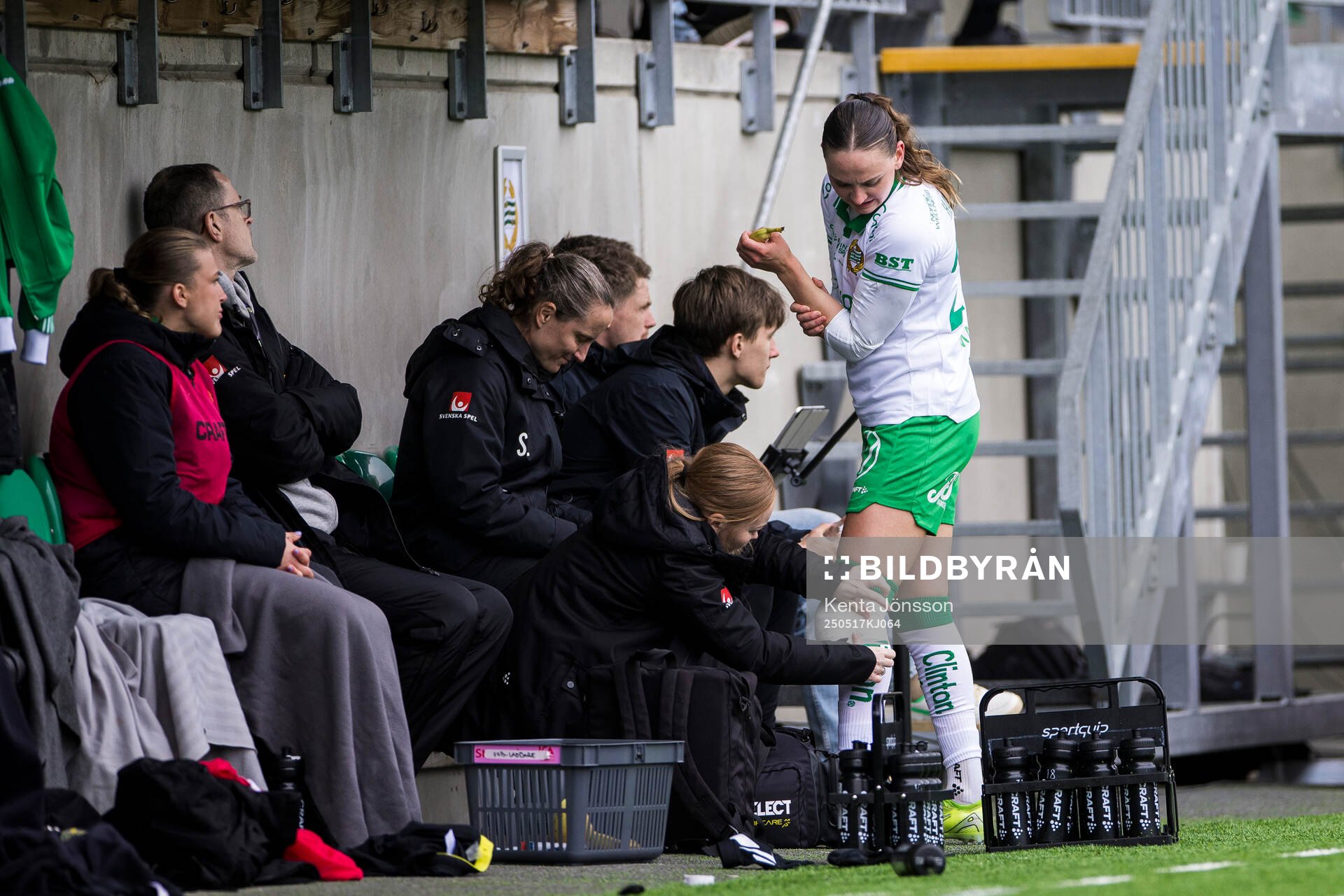 Hammarbys Vilde Hasund får vård under fotbollsmatchen i Damallsvenskan mellan Hammarby och Piteå den 17 maj 2025 i Stockholm. 