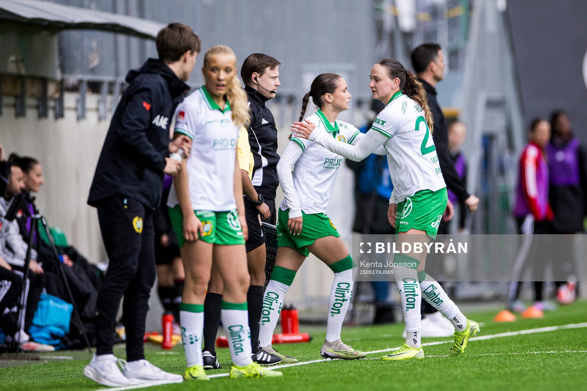 Hammarbys Vera Blom och Vilde Hasund under fotbollsmatchen i Damallsvenskan mellan Hammarby och Piteå den 17 maj 2025 i Stockholm. 