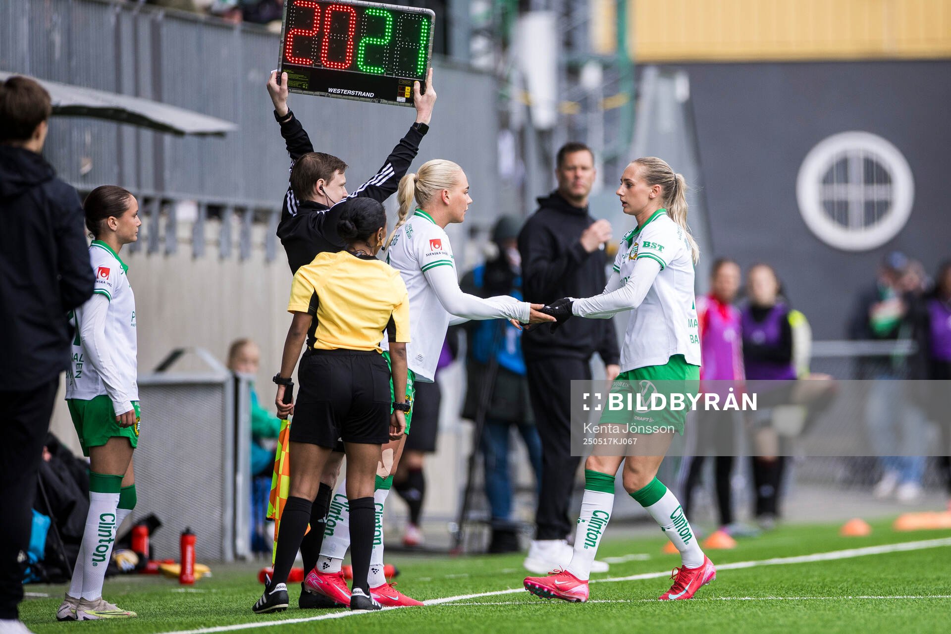 Hammarbys Cathinka Tandberg och Ellen Wangerheim under fotbollsmatchen i Damallsvenskan mellan Hammarby och Piteå den 17 maj 2025 i Stockholm.
