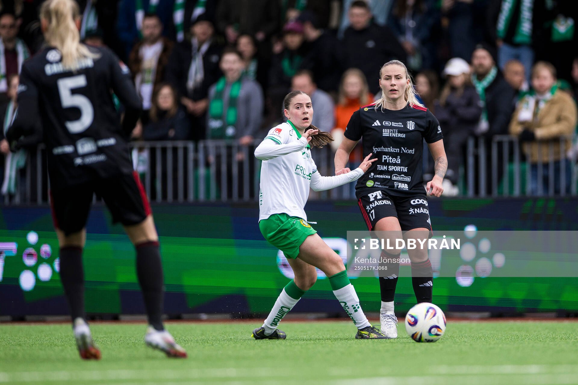 Piteås Selina Henriksson och Hammarbys Smilla Vallotto under fotbollsmatchen i Damallsvenskan mellan Hammarby och Piteå den 17 maj 2025 i Stockholm.