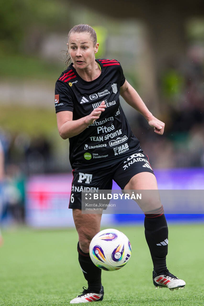 Piteås Olivia Holm under fotbollsmatchen i Damallsvenskan mellan Hammarby och Piteå den 17 maj 2025 i Stockholm. 
