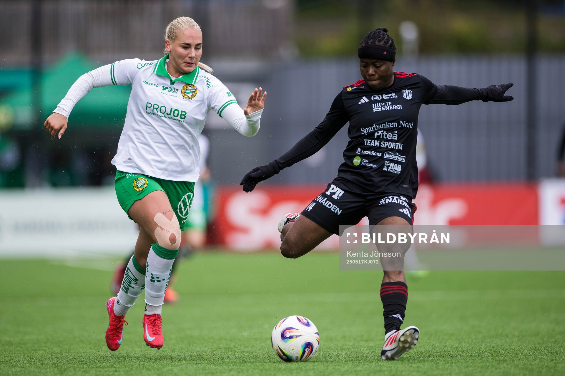 Hammarbys Cathinka Tandberg och Piteås Faith Ikidi Michael under fotbollsmatchen i Damallsvenskan mellan Hammarby och Piteå den 17 maj 2025 i Stockholm.