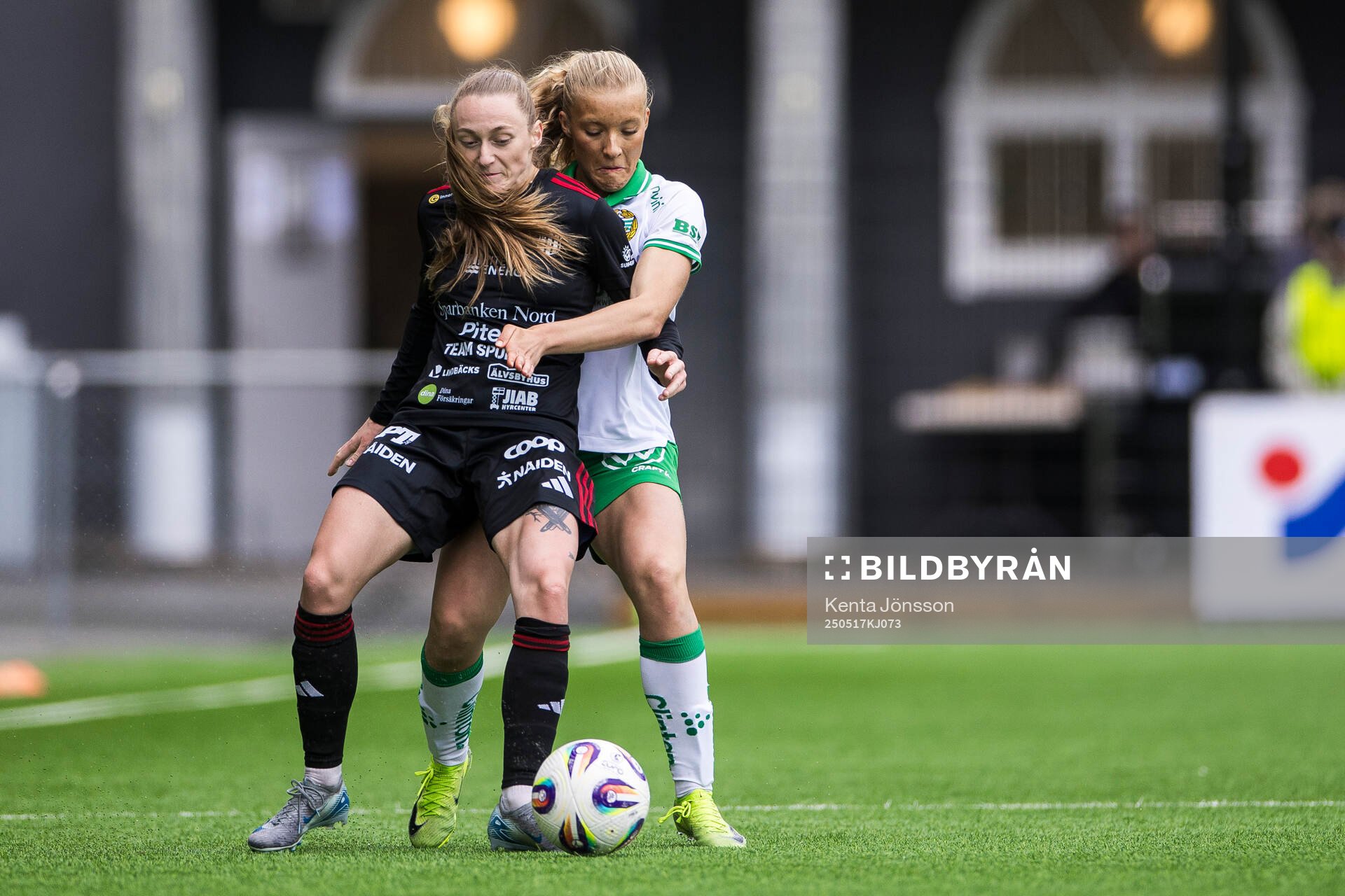 Piteås Asla Johannesen och Hammarbys Smilla Holmberg under fotbollsmatchen i Damallsvenskan mellan Hammarby och Piteå den 17 maj 2025 i Stockholm.