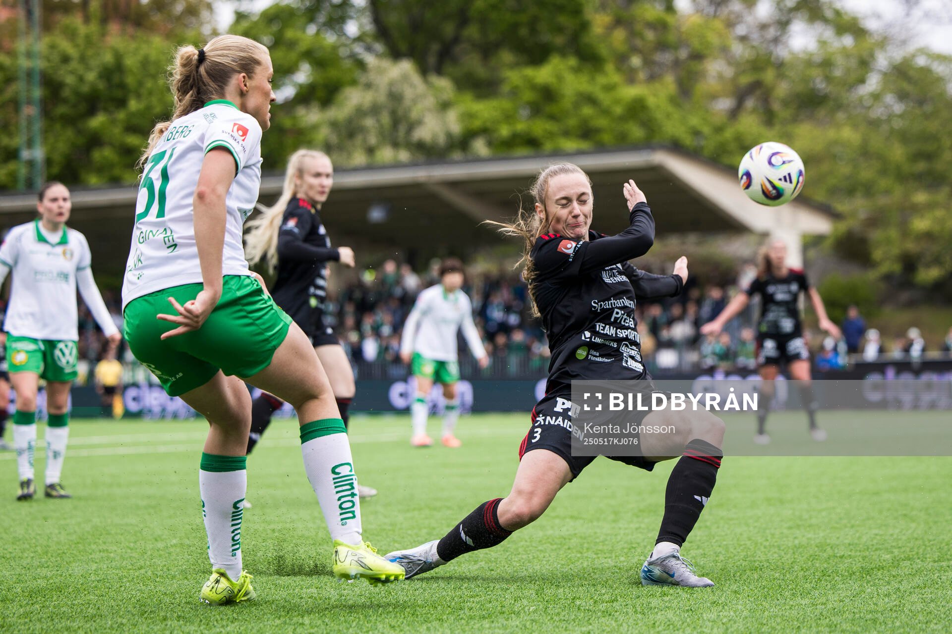 Hammarbys Smilla Holmberg och Piteås Asla Johannesen under fotbollsmatchen i Damallsvenskan mellan Hammarby och Piteå den 17 maj 2025 i Stockholm.