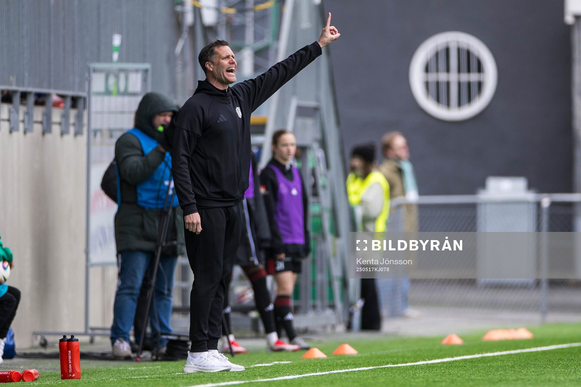 Piteås tränare Fredrik Bernhardsson under fotbollsmatchen i Damallsvenskan mellan Hammarby och Piteå den 17 maj 2025 i Stockholm. 