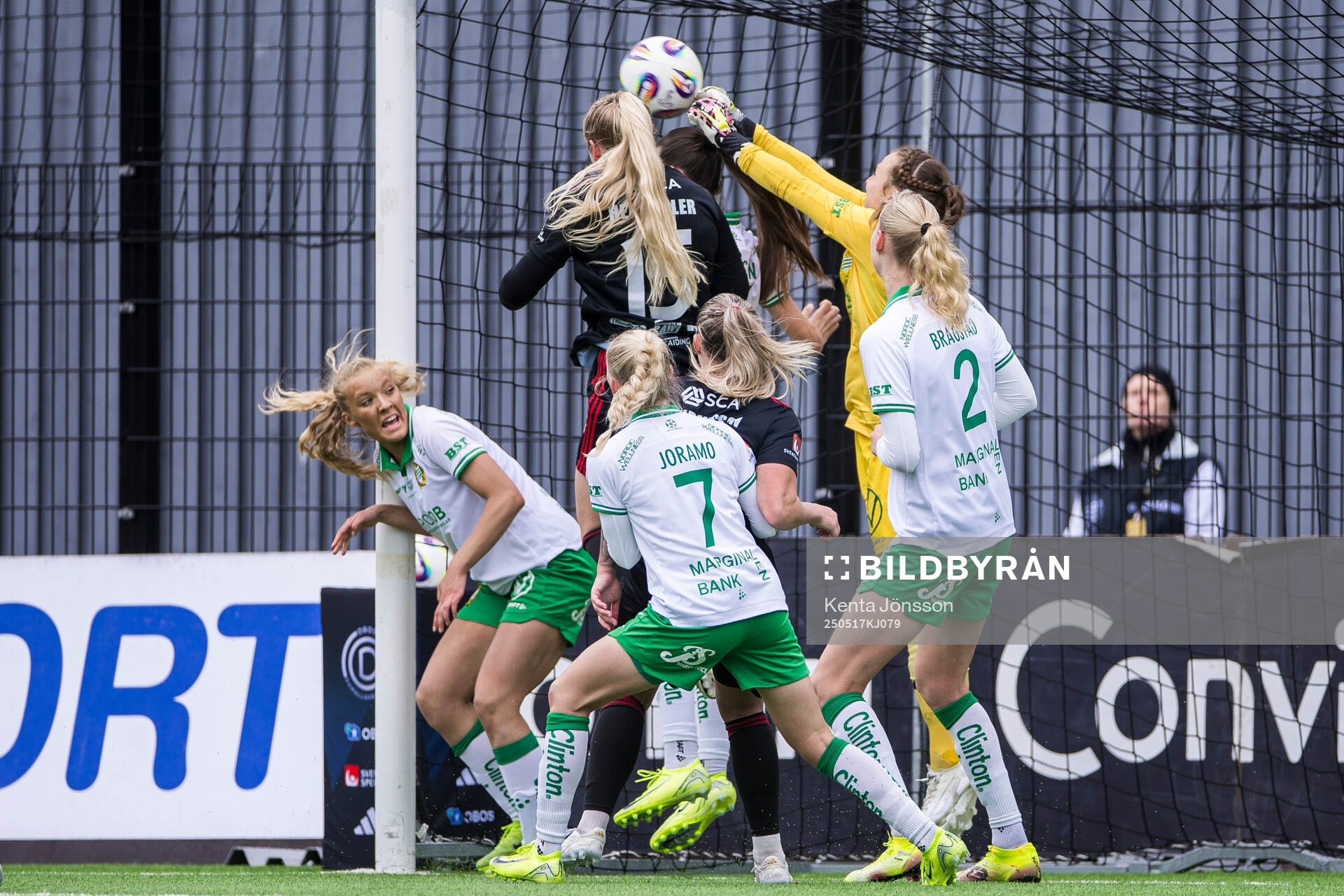 Piteås Maggy Henschler och Hammarbys målvakt Anna Tamminen under fotbollsmatchen i Damallsvenskan mellan Hammarby och Piteå den 17 maj 2025 i Stockholm.