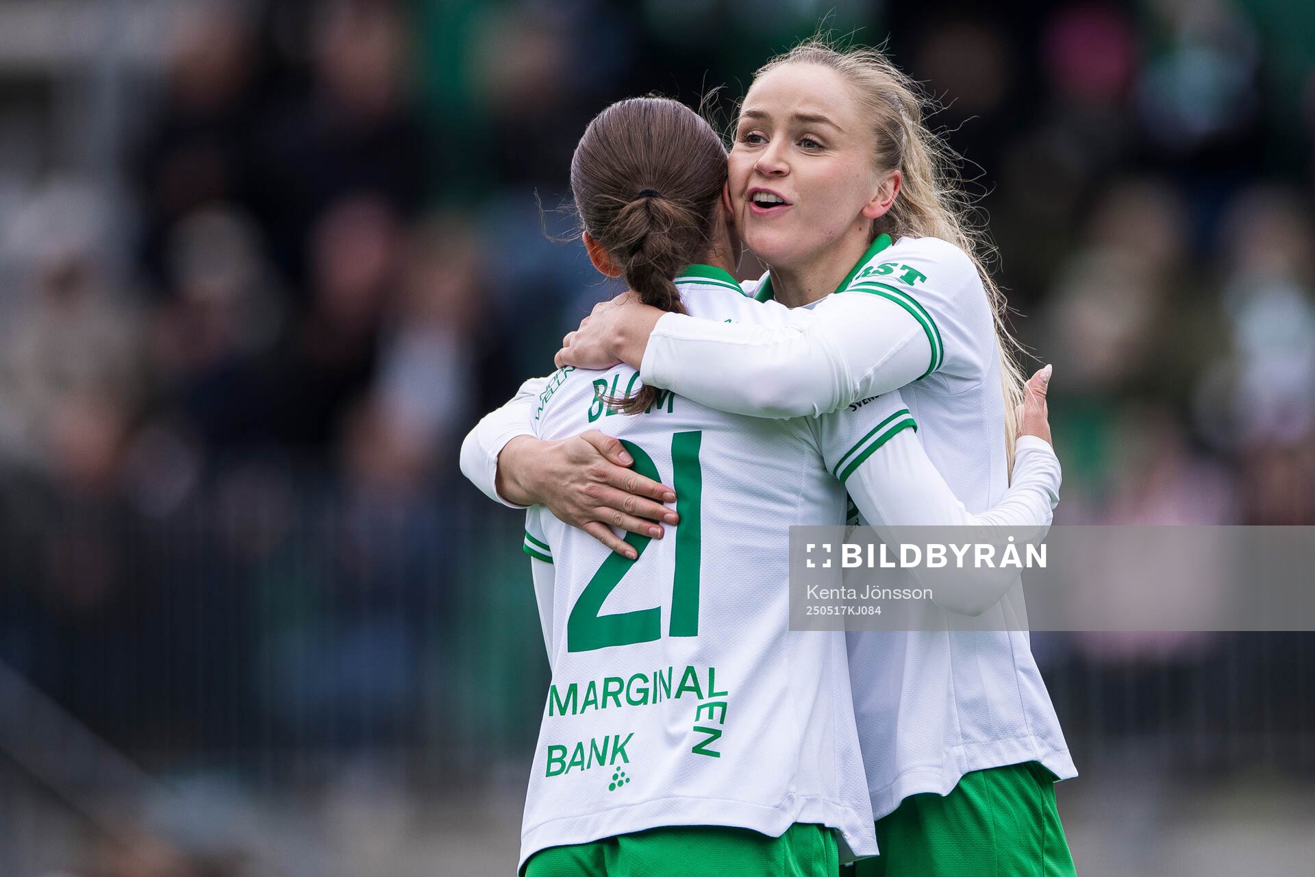 Hammarbys Vera Blom och Anna Jøsendal jublar efter fotbollsmatchen i Damallsvenskan mellan Hammarby och Piteå den 17 maj 2025 i Stockholm.