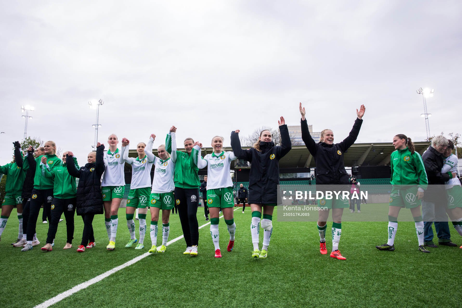Hammarbys spelare jublar efter fotbollsmatchen i Damallsvenskan mellan Hammarby och Piteå den 17 maj 2025 i Stockholm. 