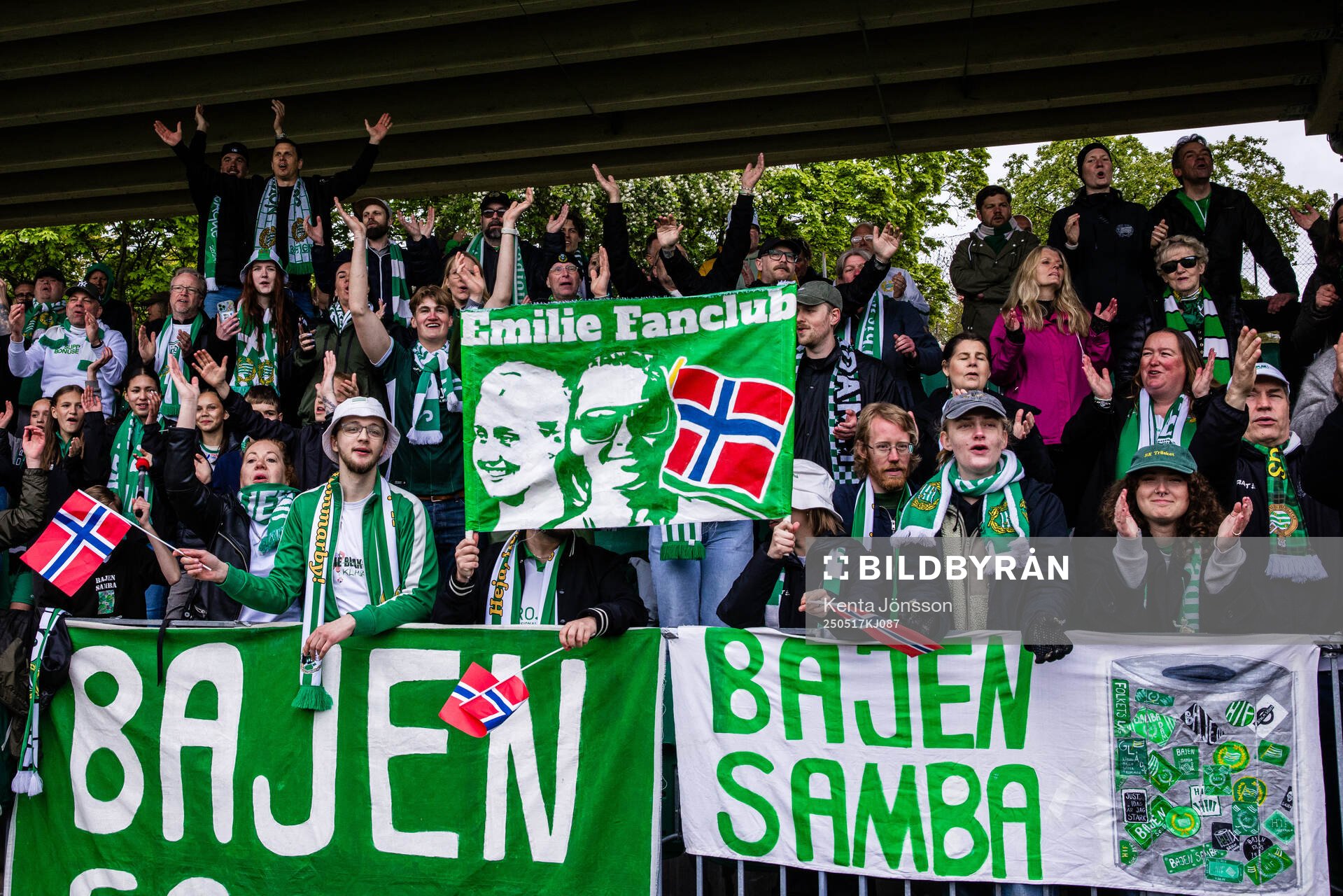 Hammarbys supportrar jublar med norska flaggor och en