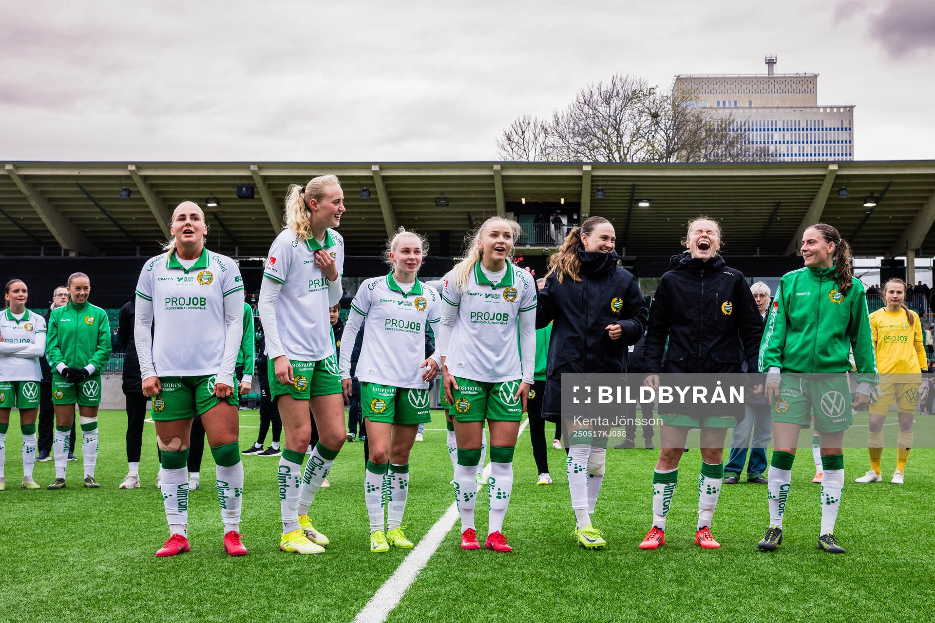 Hammarbys norska spelare Cathinka Tandberg, Emelie Bragstad, Emilie Joramo, Anna Jøsendal, Vilde Hasund, Julie Blakstad och Smilla Vallotto jublar efter fotbollsmatchen i Damallsvenskan mellan Hammarby och Piteå den 17 maj 2025 i Stockholm.