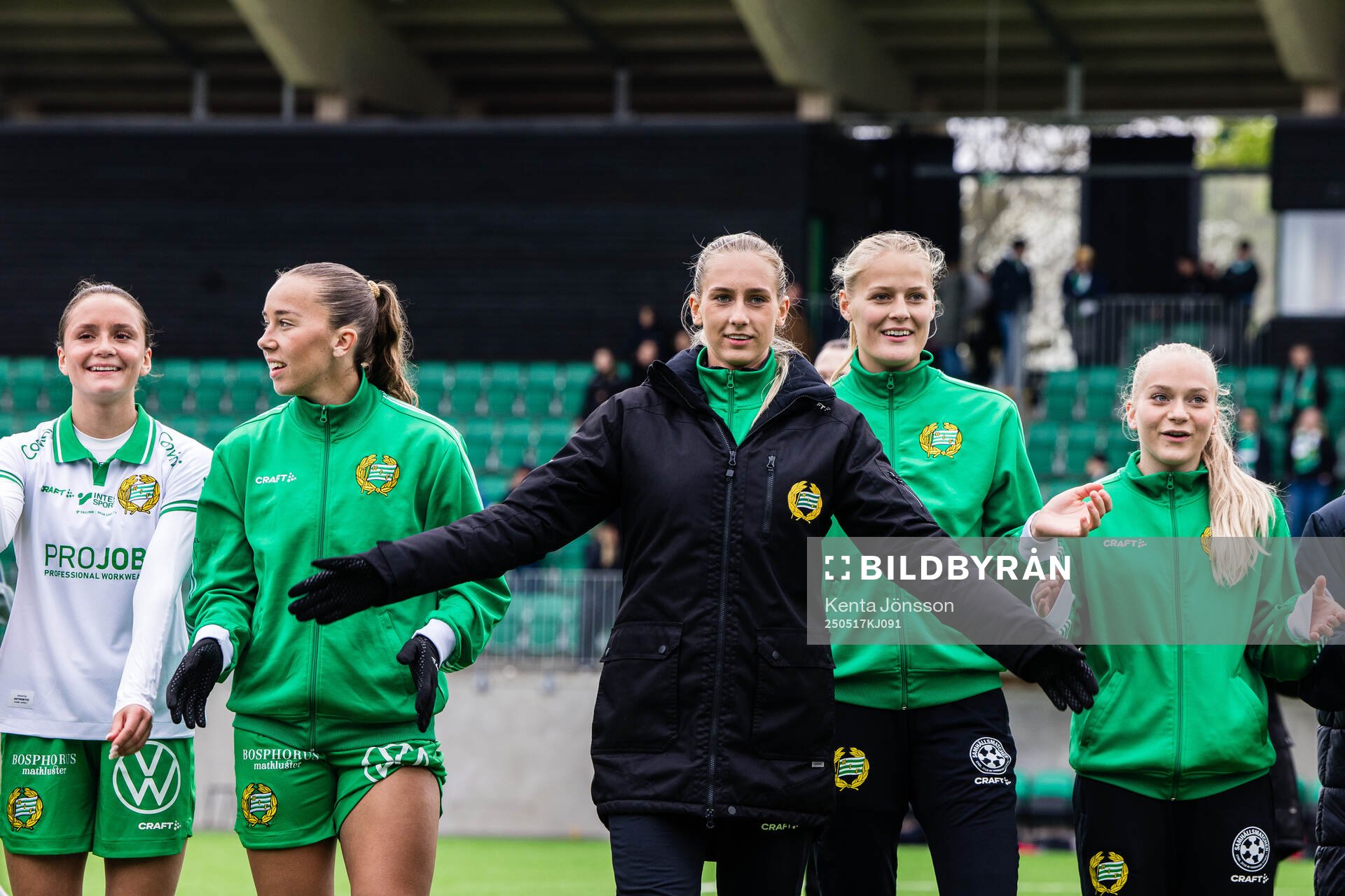Hammarbys Ellen Wangerheim jublar med lagkamrater efter fotbollsmatchen i Damallsvenskan mellan Hammarby och Piteå den 17 maj 2025 i Stockholm.
