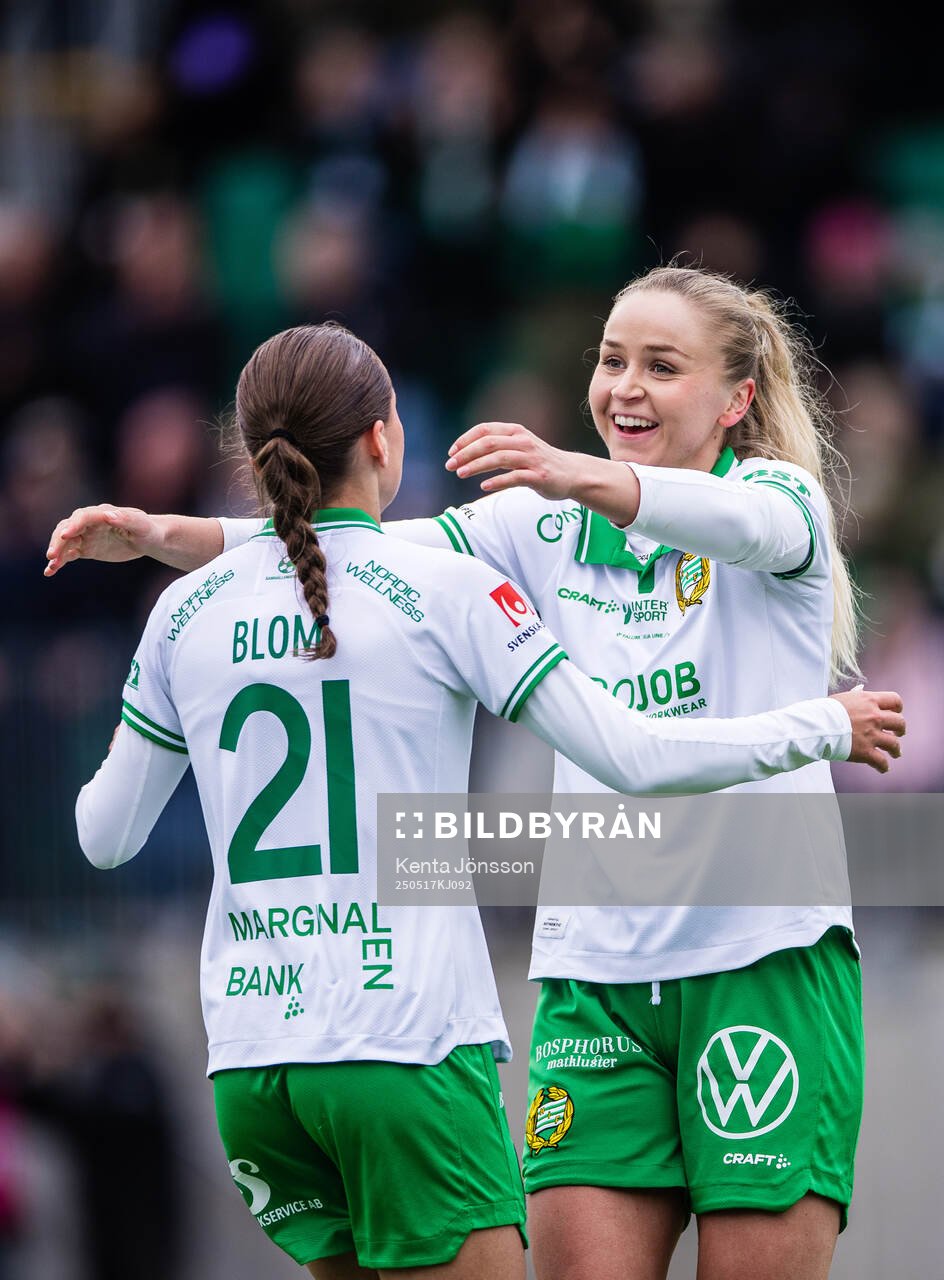 Hammarbys Vera Blom och Anna Jøsendal jublar efter fotbollsmatchen i Damallsvenskan mellan Hammarby och Piteå den 17 maj 2025 i Stockholm.