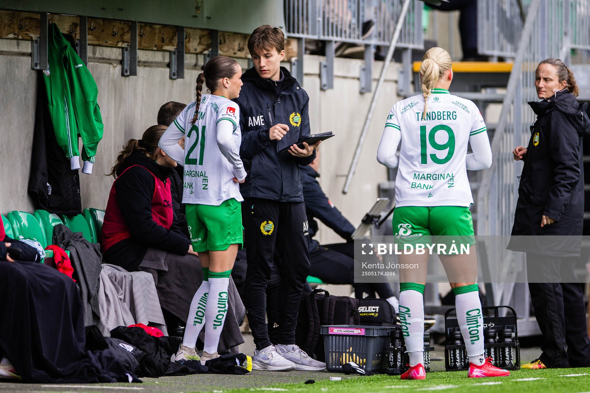 Hammarbys assisterande tränare Alfred Mörk-Eidem instruerar Vera Blom och Cathinka Tandberg inför ett byte under fotbollsmatchen i Damallsvenskan mellan Hammarby och Piteå den 17 maj 2025 i Stockholm.