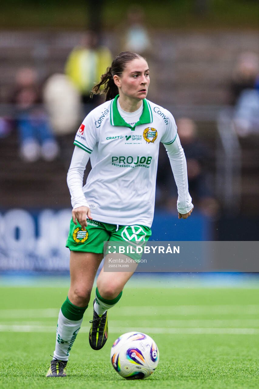 Hammarbys Smilla Vallotto under fotbollsmatchen i Damallsvenskan mellan Hammarby och Piteå den 17 maj 2025 i Stockholm. 