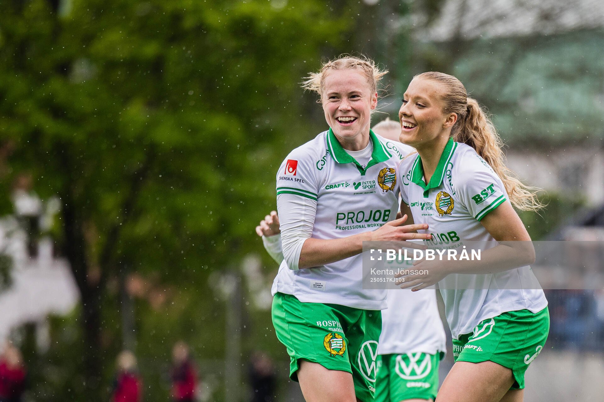 Hammarbys Julie Blakstad jublar med Smilla Holmberg efter 1-0 under fotbollsmatchen i Damallsvenskan mellan Hammarby och Piteå den 17 maj 2025 i Stockholm.