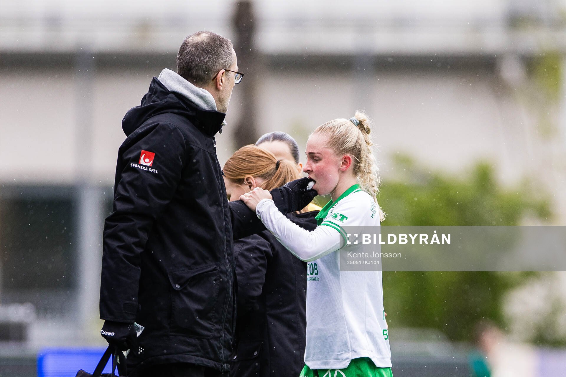 Hammarbys Emilie Joramo med en skada i ansiktet under fotbollsmatchen i Damallsvenskan mellan Hammarby och Piteå den 17 maj 2025 i Stockholm.