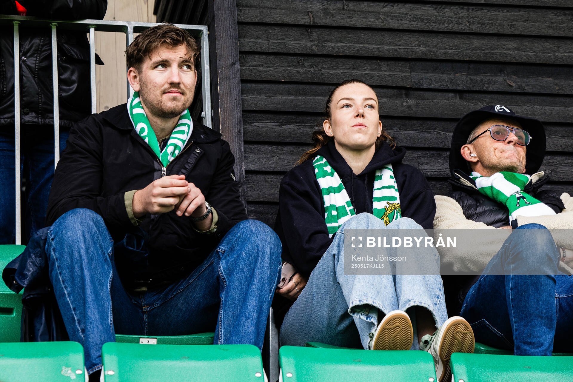 Hammarbys fd spelare Emma Westin på läktaren under fotbollsmatchen i Damallsvenskan mellan Hammarby och Piteå den 17 maj 2025 i Stockholm.