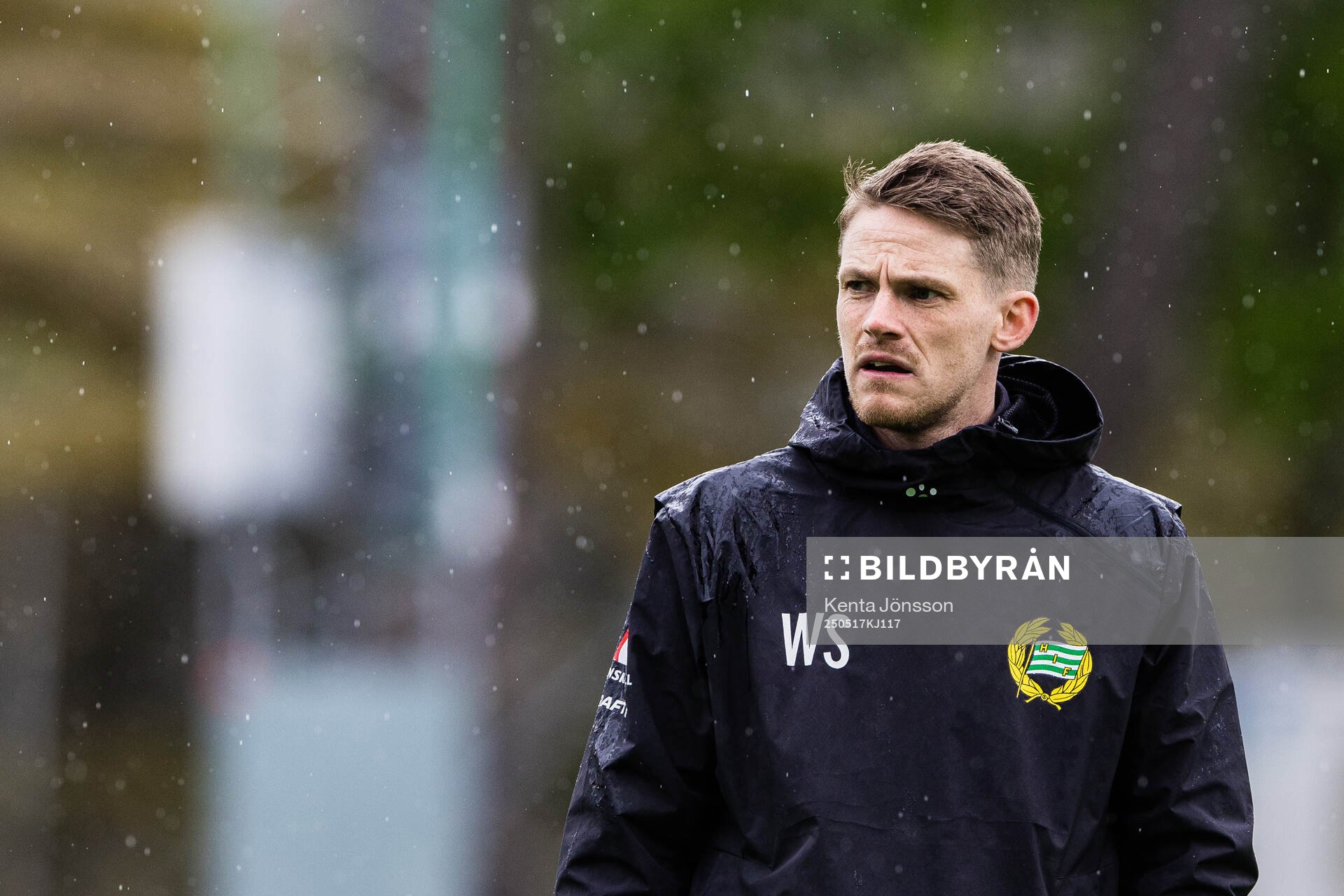 Hammarbys assisterande tränare William Strömberg inför fotbollsmatchen i Damallsvenskan mellan Hammarby och Piteå den 17 maj 2025 i Stockholm.