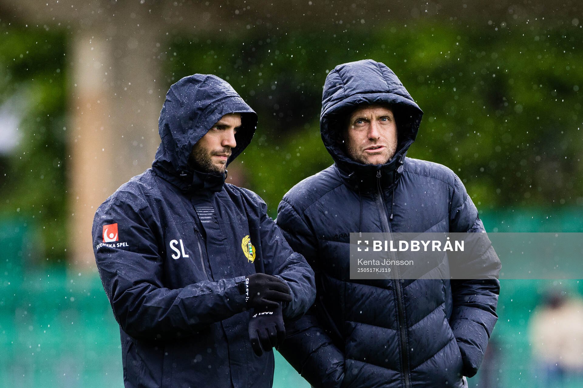 Hammarbys fystränare Sebastian Larsson och tränare Martin Sjögren inför fotbollsmatchen i Damallsvenskan mellan Hammarby och Piteå den 17 maj 2025 i Stockholm.