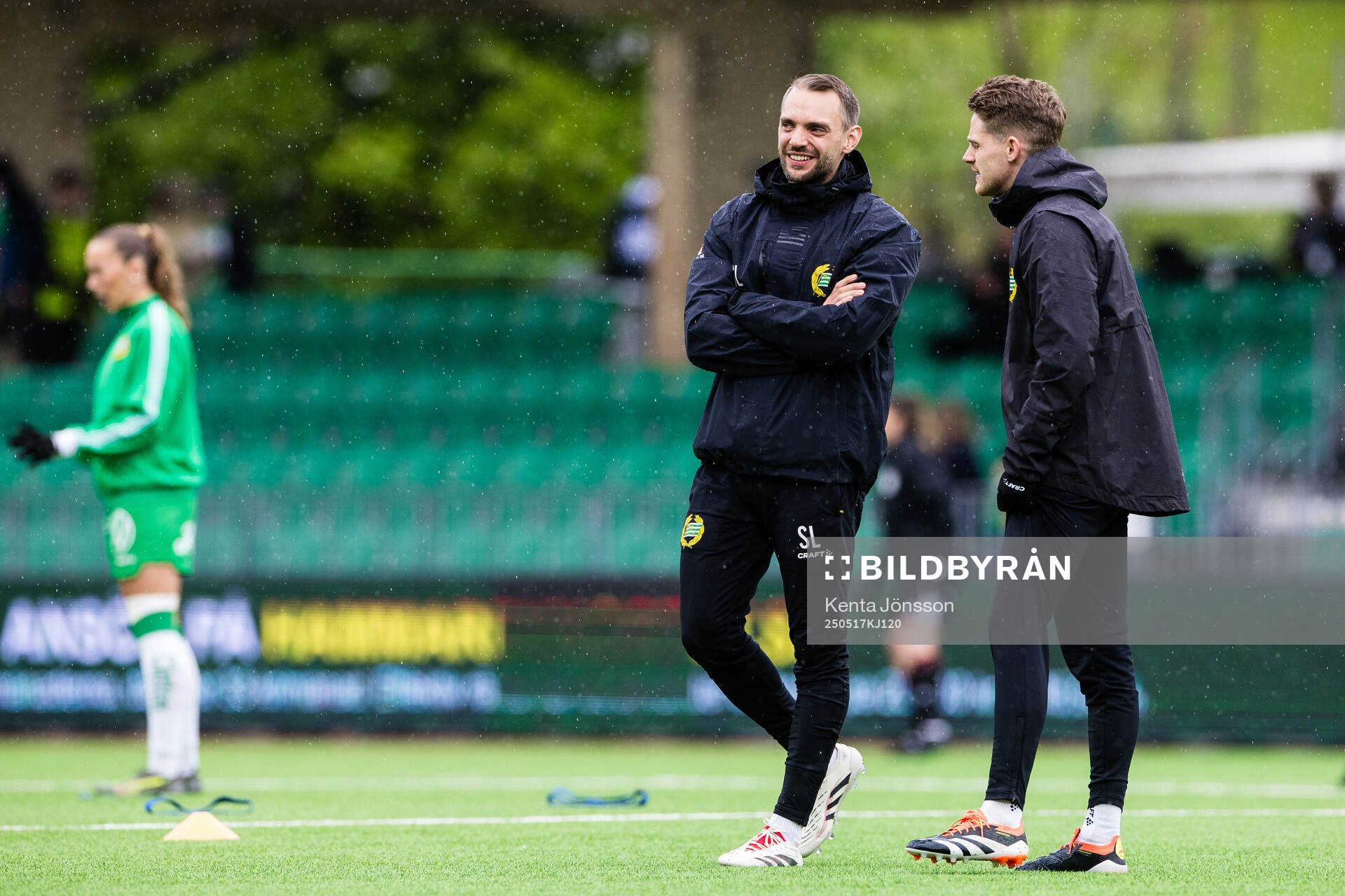 Hammarbys fystränare Sebastian Larsson och assisterande tränare William Strömberg inför< fotbollsmatchen i Damallsvenskan mellan Hammarby och Piteå den 17 maj 2025 i Stockholm.